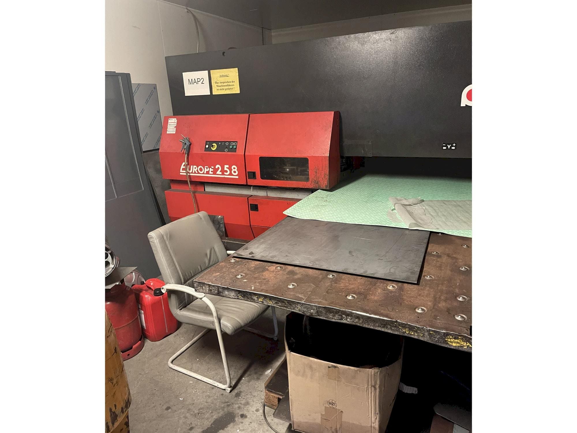 Čelní pohled  na AMADA Europe 258  stroj