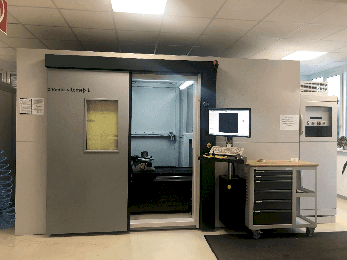 Čelní pohled  na Phoenix V|tome|x L 240  stroj