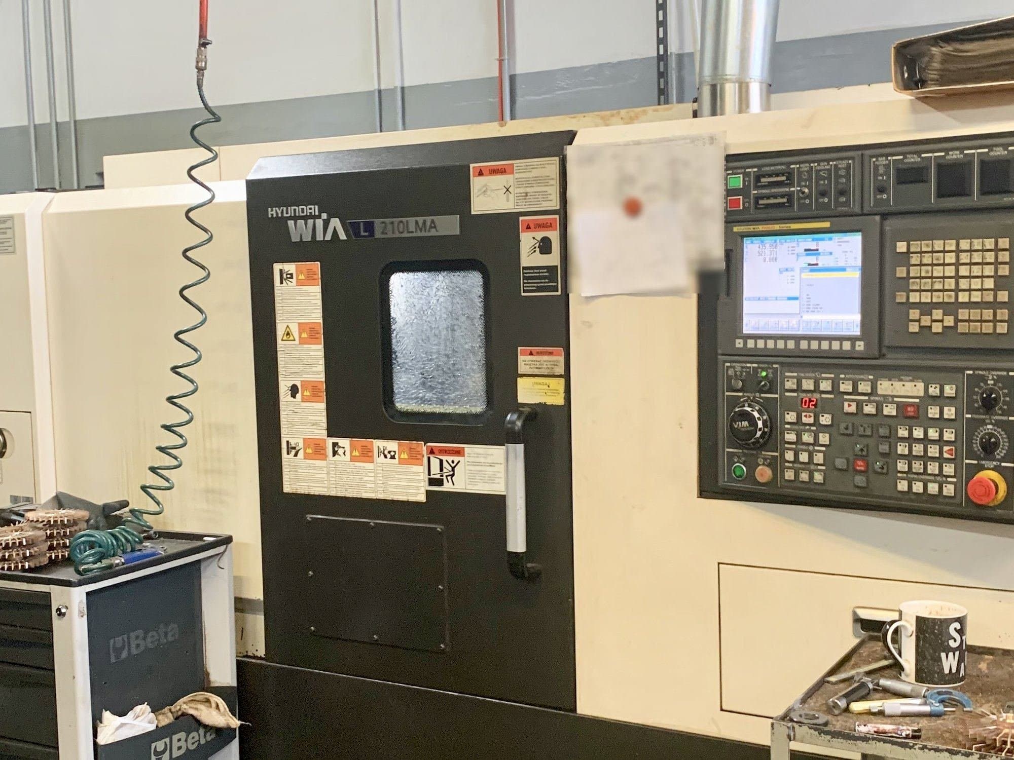 Čelní pohled  na Hyundai Wia L210LMA  stroj