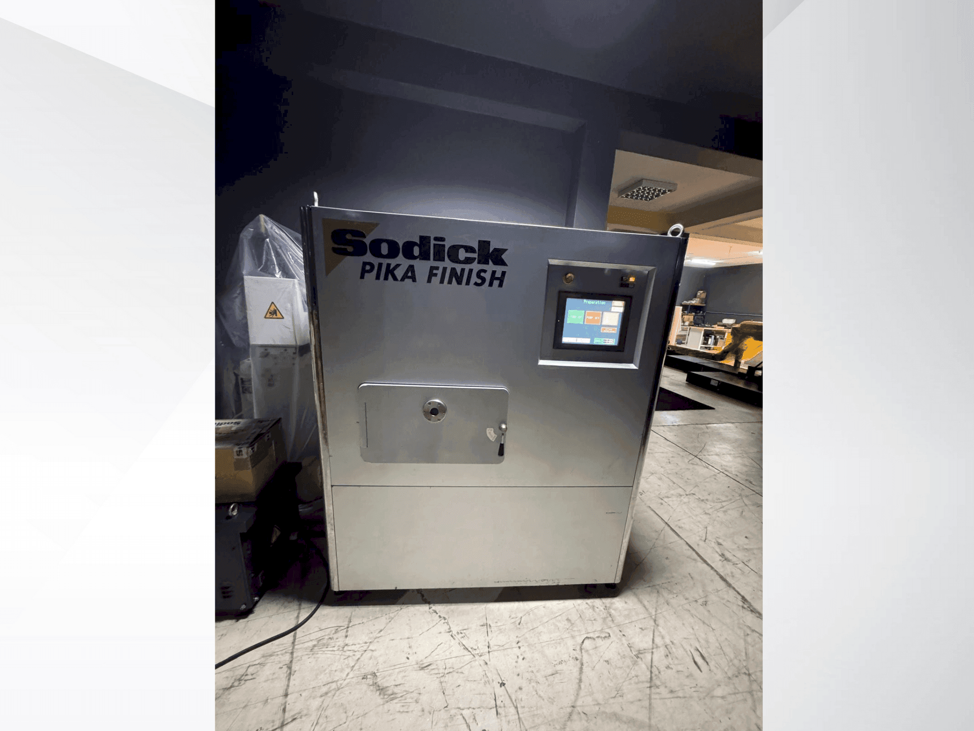 Čelní pohled  na Sodick Picka PF-32A  stroj