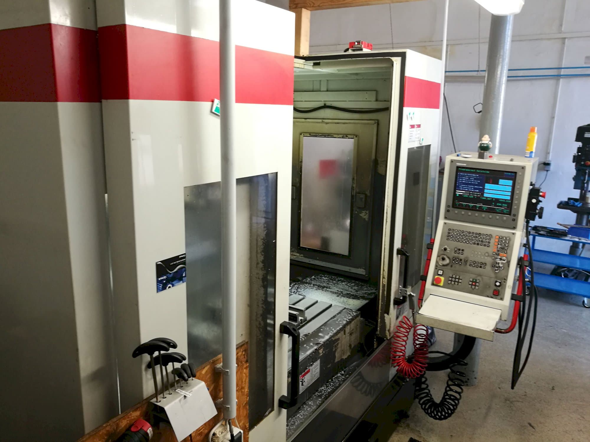 Levý pohled  na Quaser MV 204 II E stroj