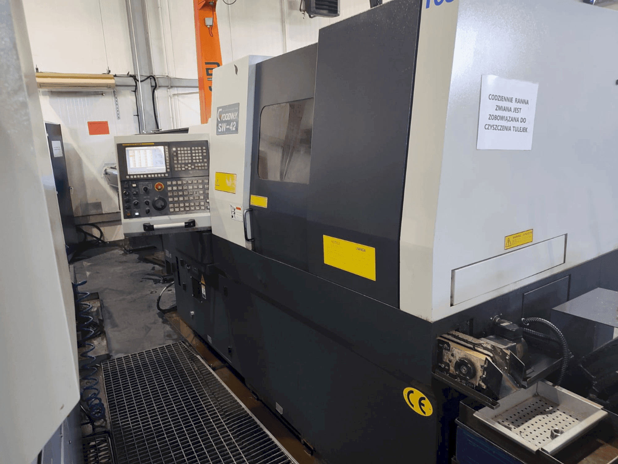 Čelní pohled  na Goodway SW 42  stroj