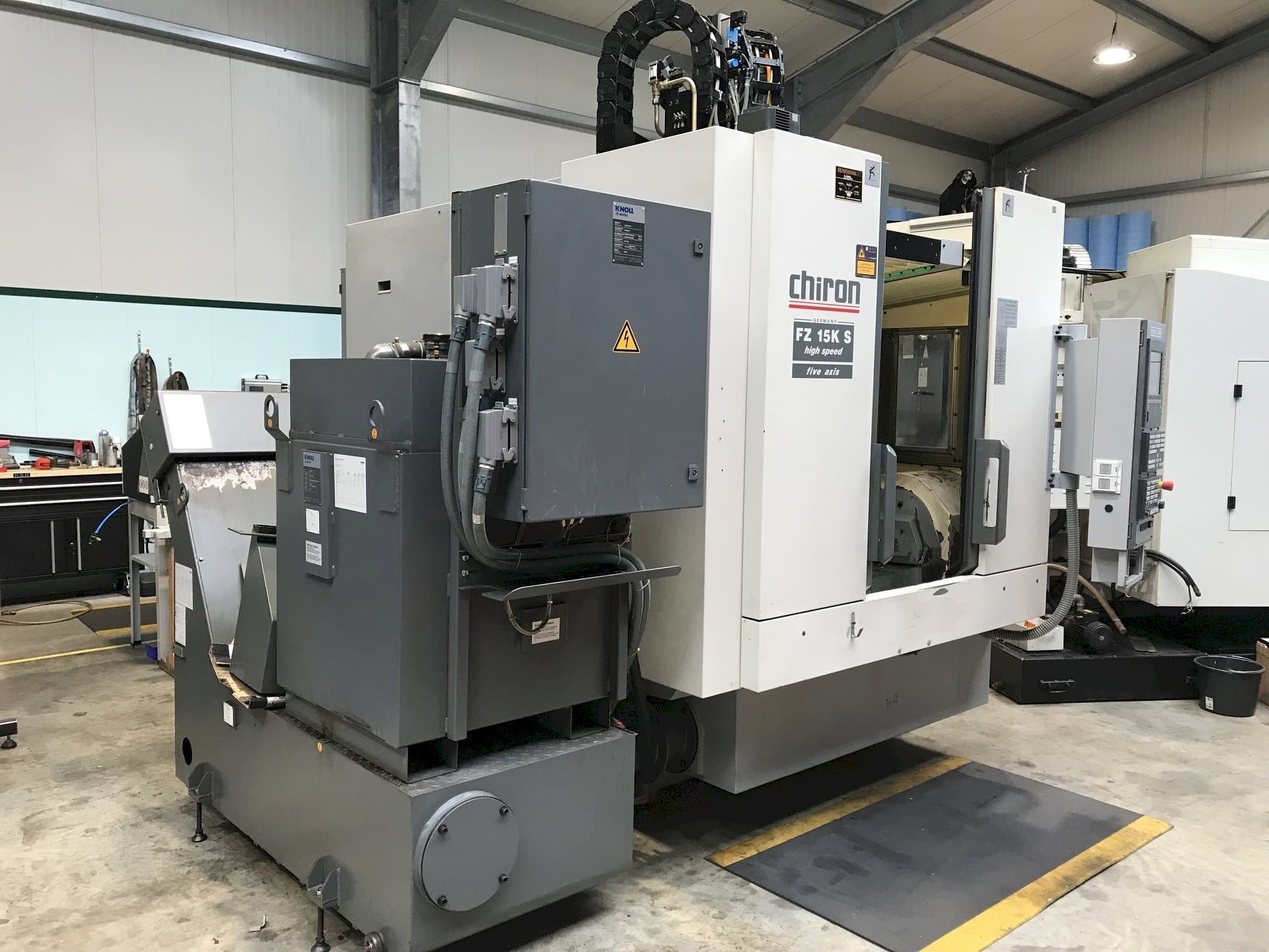 Čelní pohled  na CHIRON FZ15 KS  stroj
