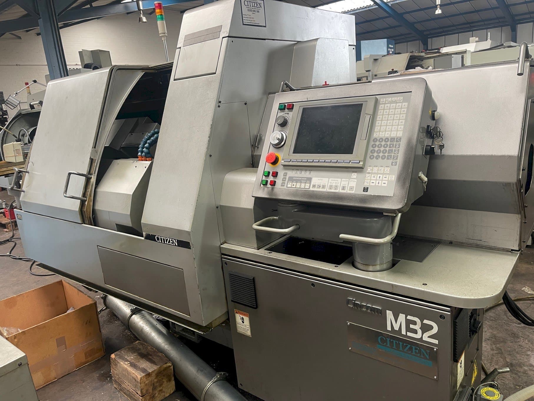 Čelní pohled  na Citizen M-32V  stroj