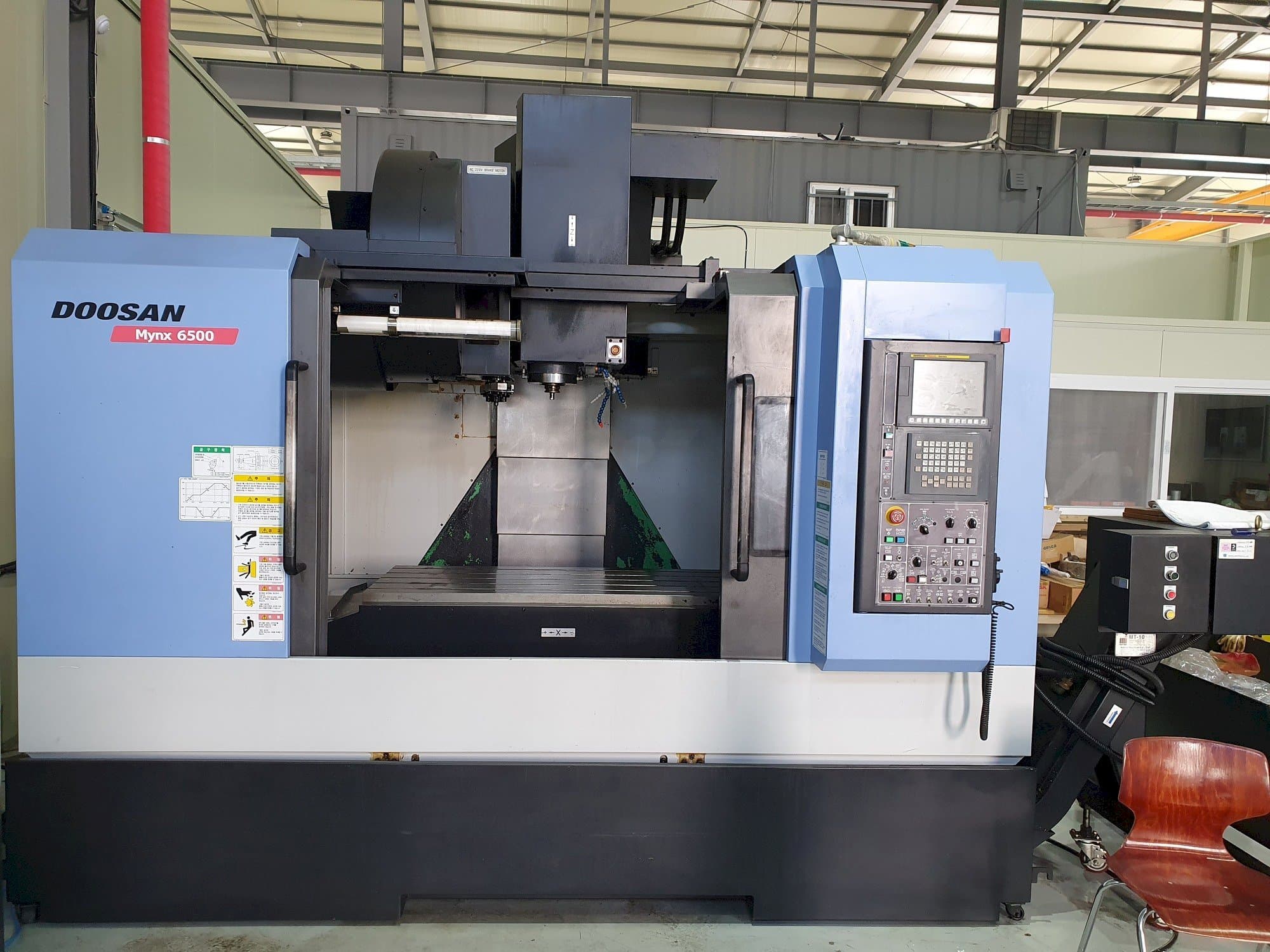 Čelní pohled  na Doosan MYNX 6500  stroj