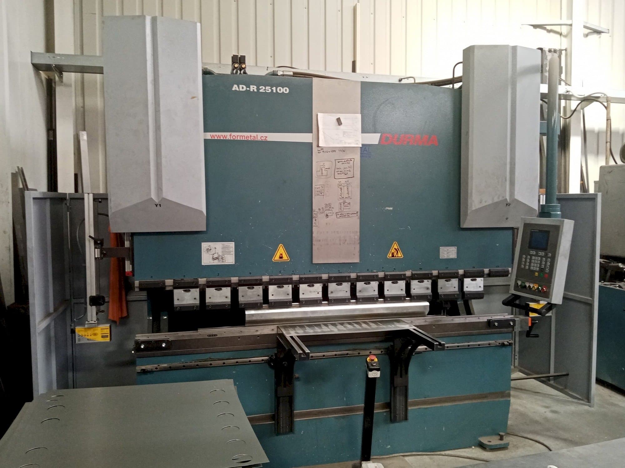 Čelní pohled  na Durma AD-R 25100  stroj