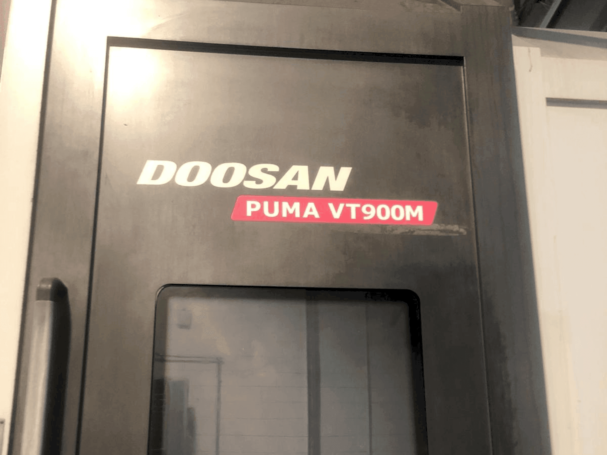 Čelní pohled  na DOOSAN Puma VT900M  stroj