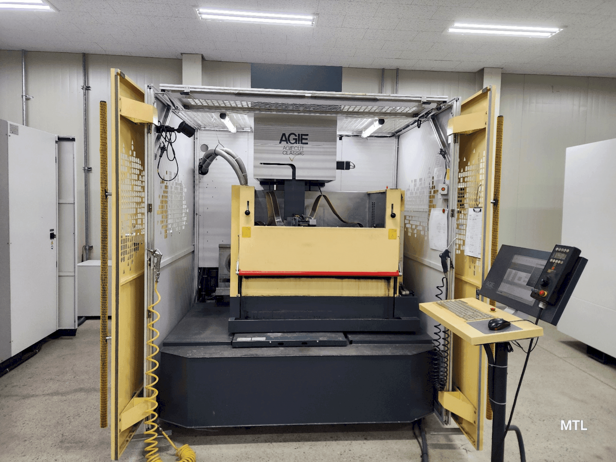 Čelní pohled  na AgieCharmilles Agiecut Classic V3  stroj