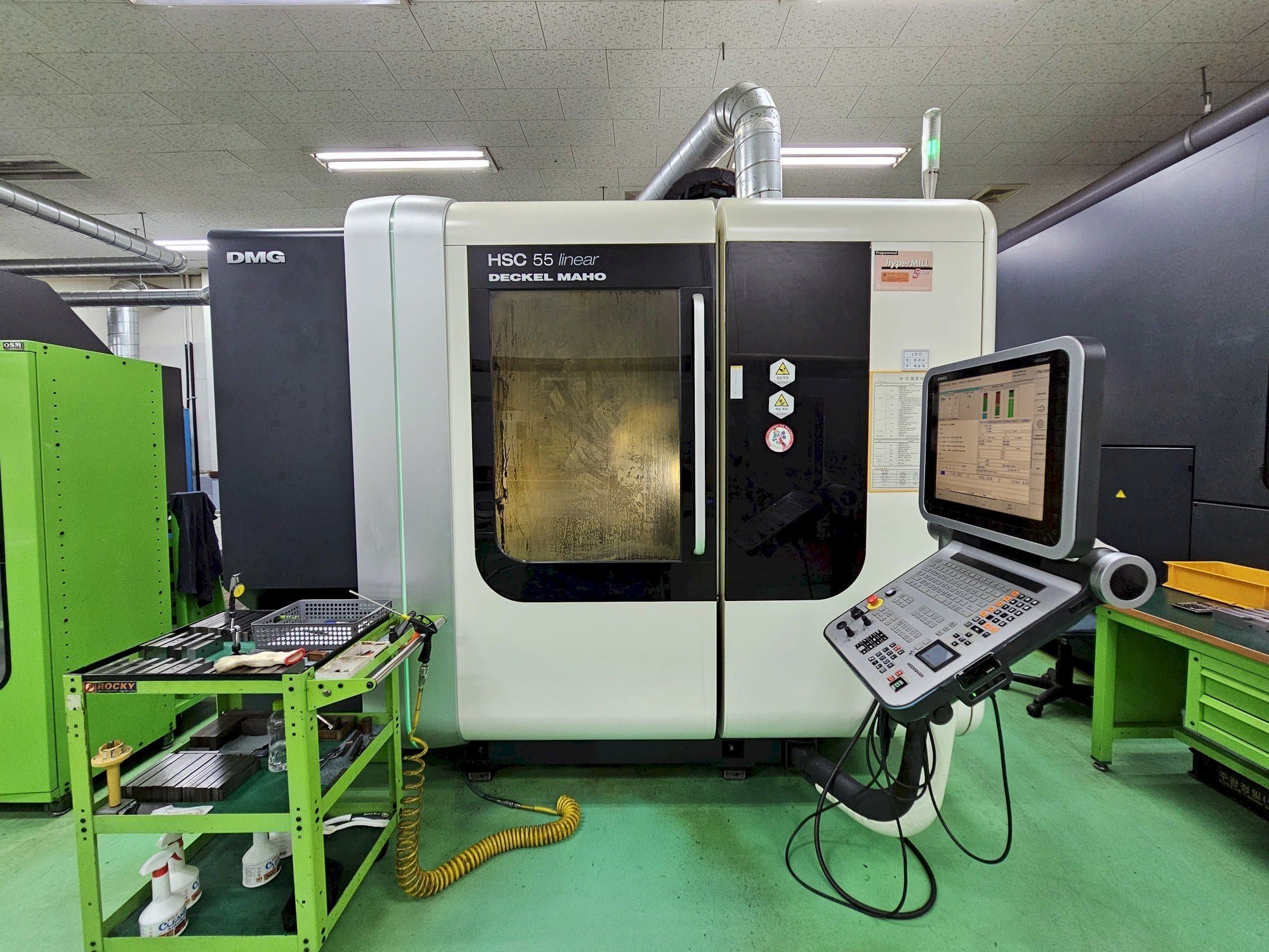 Čelní pohled  na DECKEL MAHO HSC 55 linear  stroj