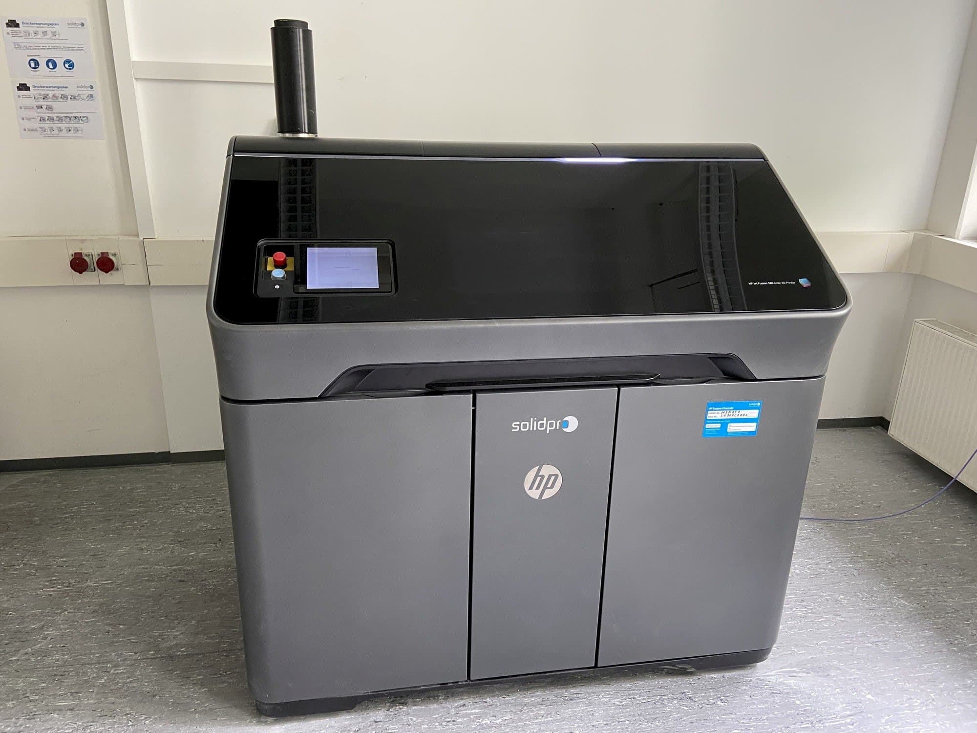 Čelní pohled  na HP Jet Fusion 580 Color 3D printer  stroj