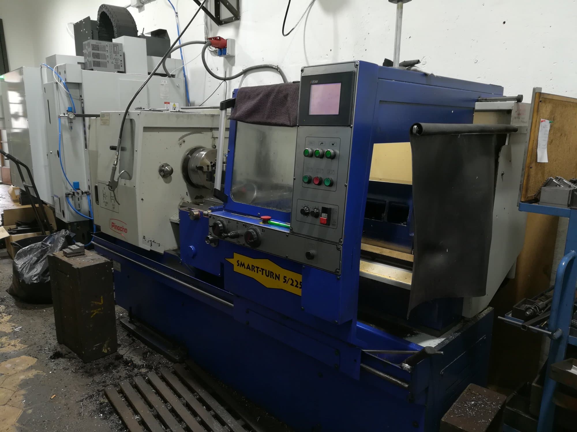 Čelní pohled  na Pinacho Smart-Turn 5/225 stroj