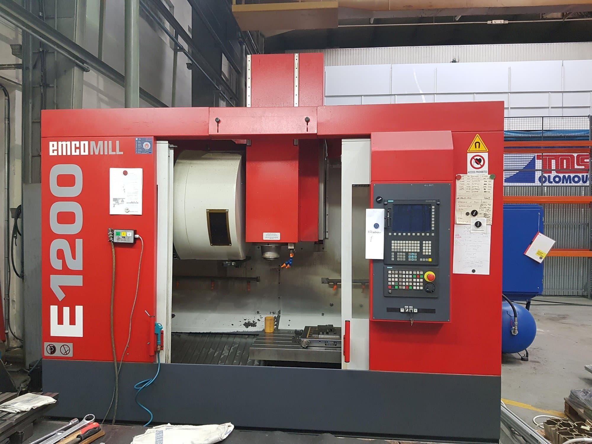 Čelní pohled  na EMCO Emcomill E 1200  stroj