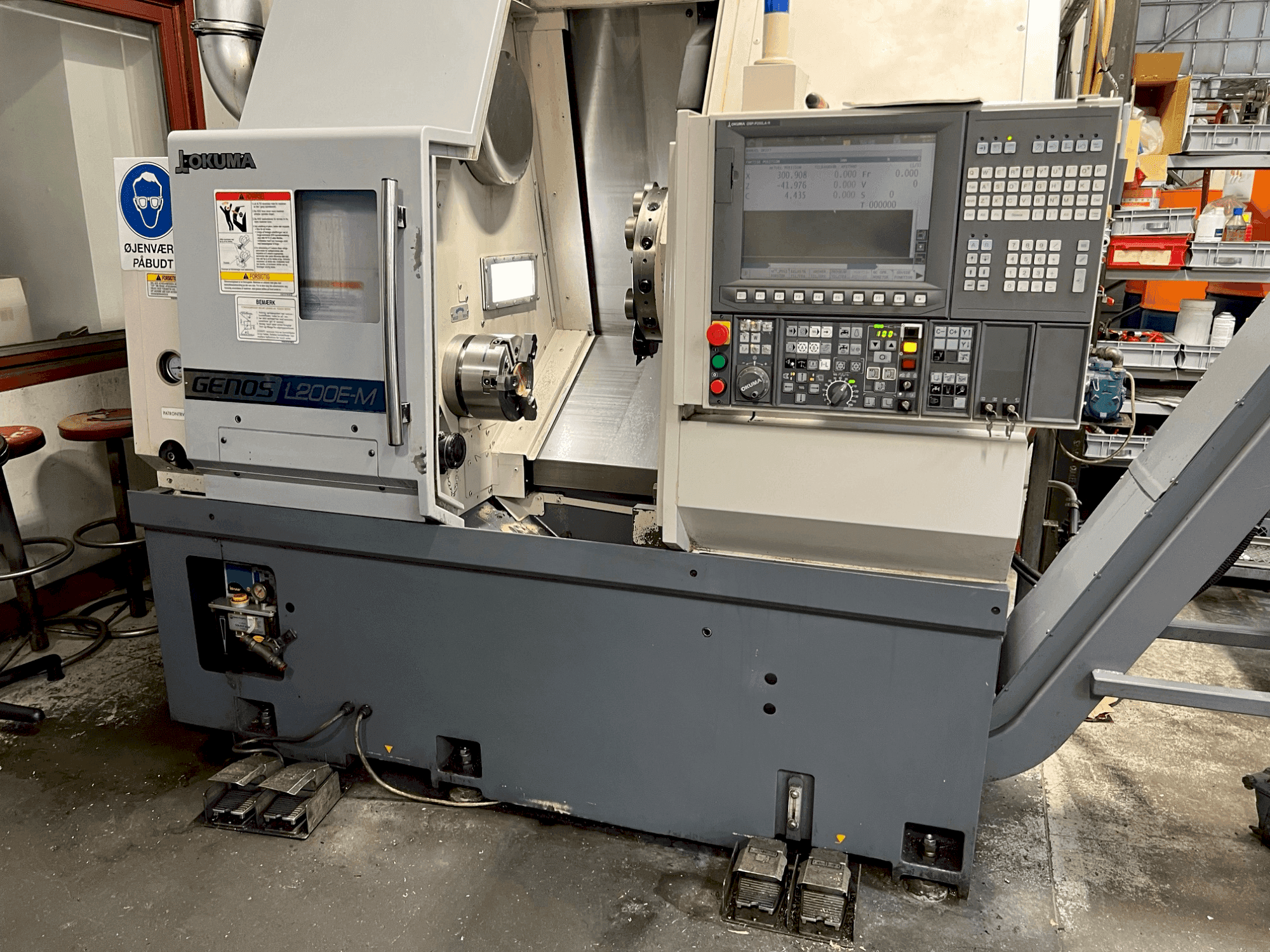 Čelní pohled  na Okuma GENOS L200E MY  stroj