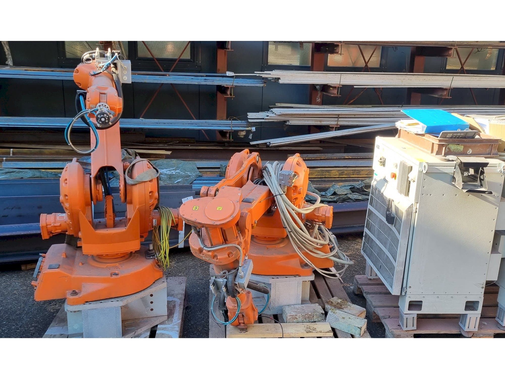 Čelní pohled  na ABB IRB2400 M2000  stroj