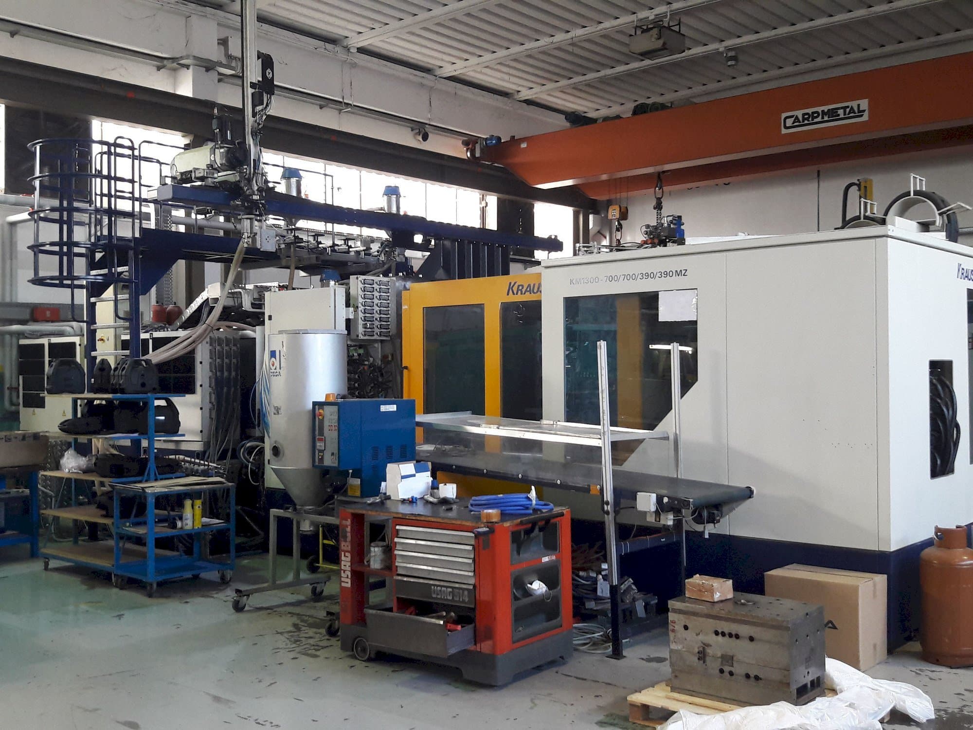 Čelní pohled  na Krauss Maffei 1300-700-700-390-390 MZ  stroj