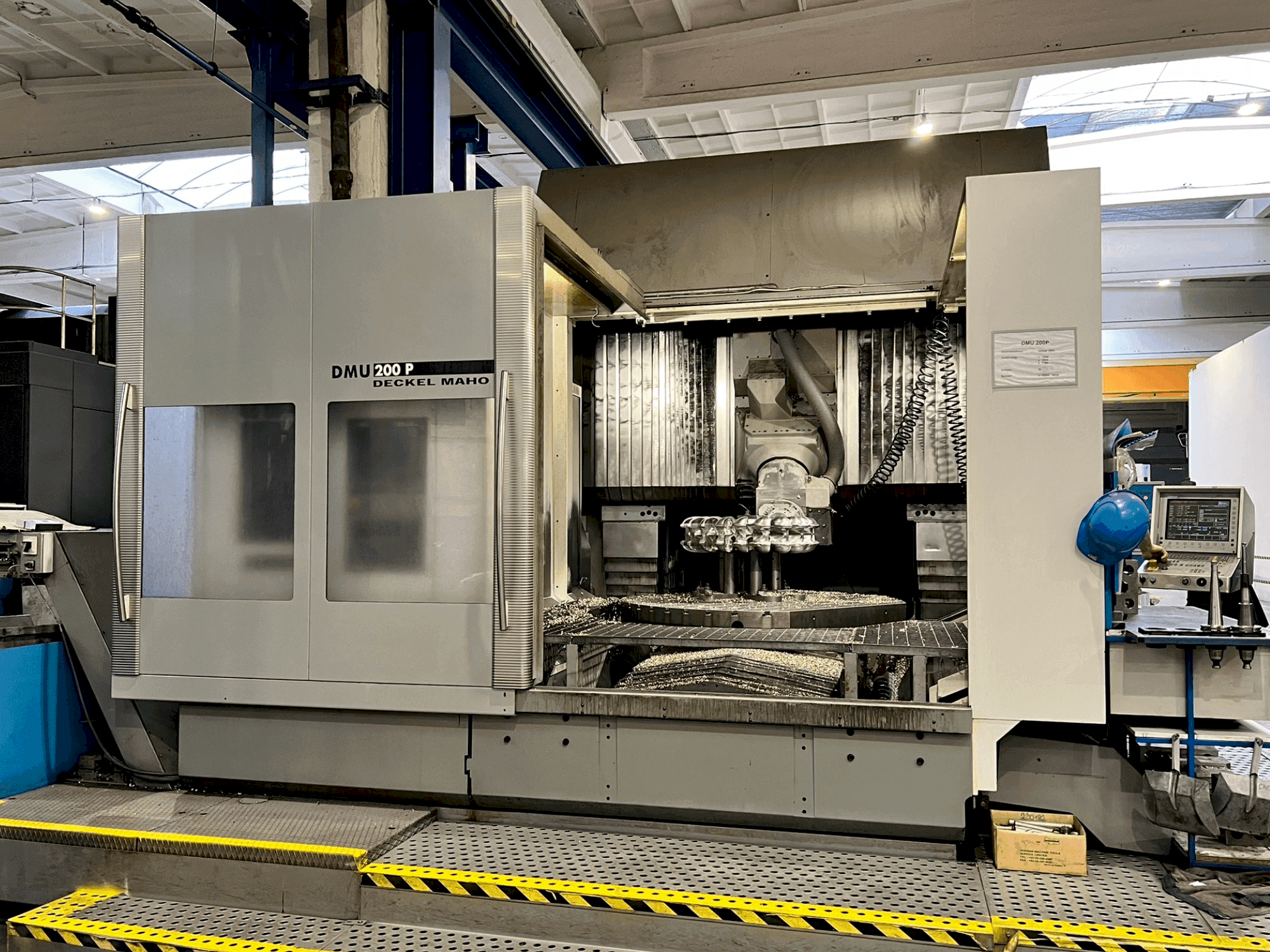 Čelní pohled  na DECKEL MAHO DMU 200P  stroj