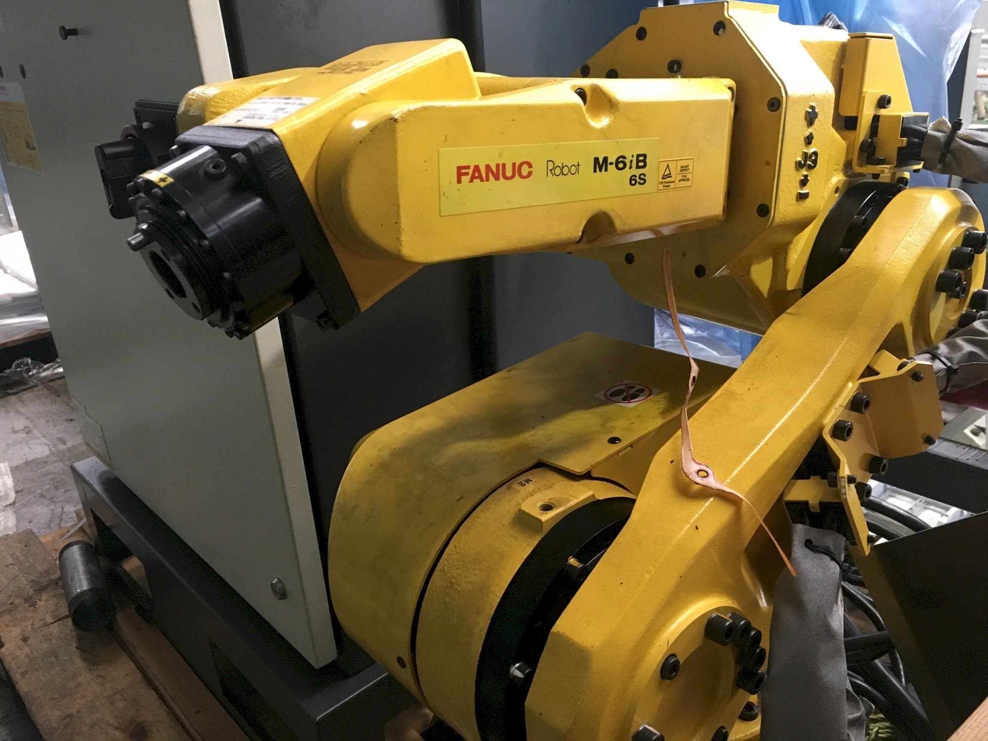 Čelní pohled  na FANUC M-6iB 6S  stroj