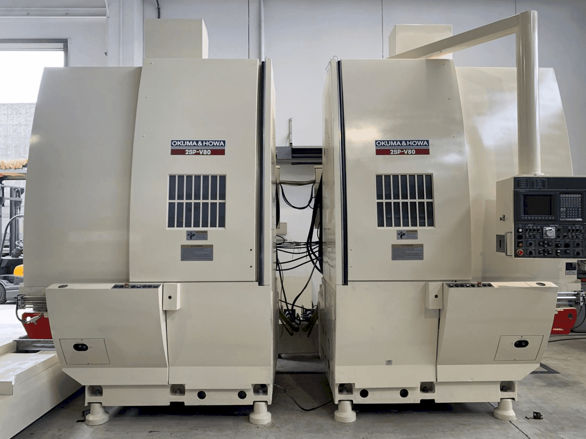 Čelní pohled  na Okuma 2SP-V80  stroj