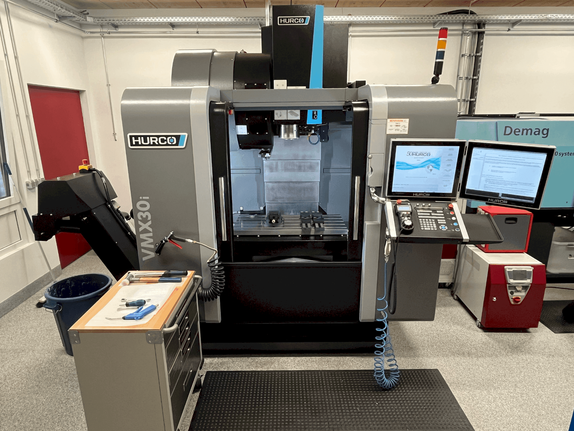 Čelní pohled  na Hurco VMX30i  stroj