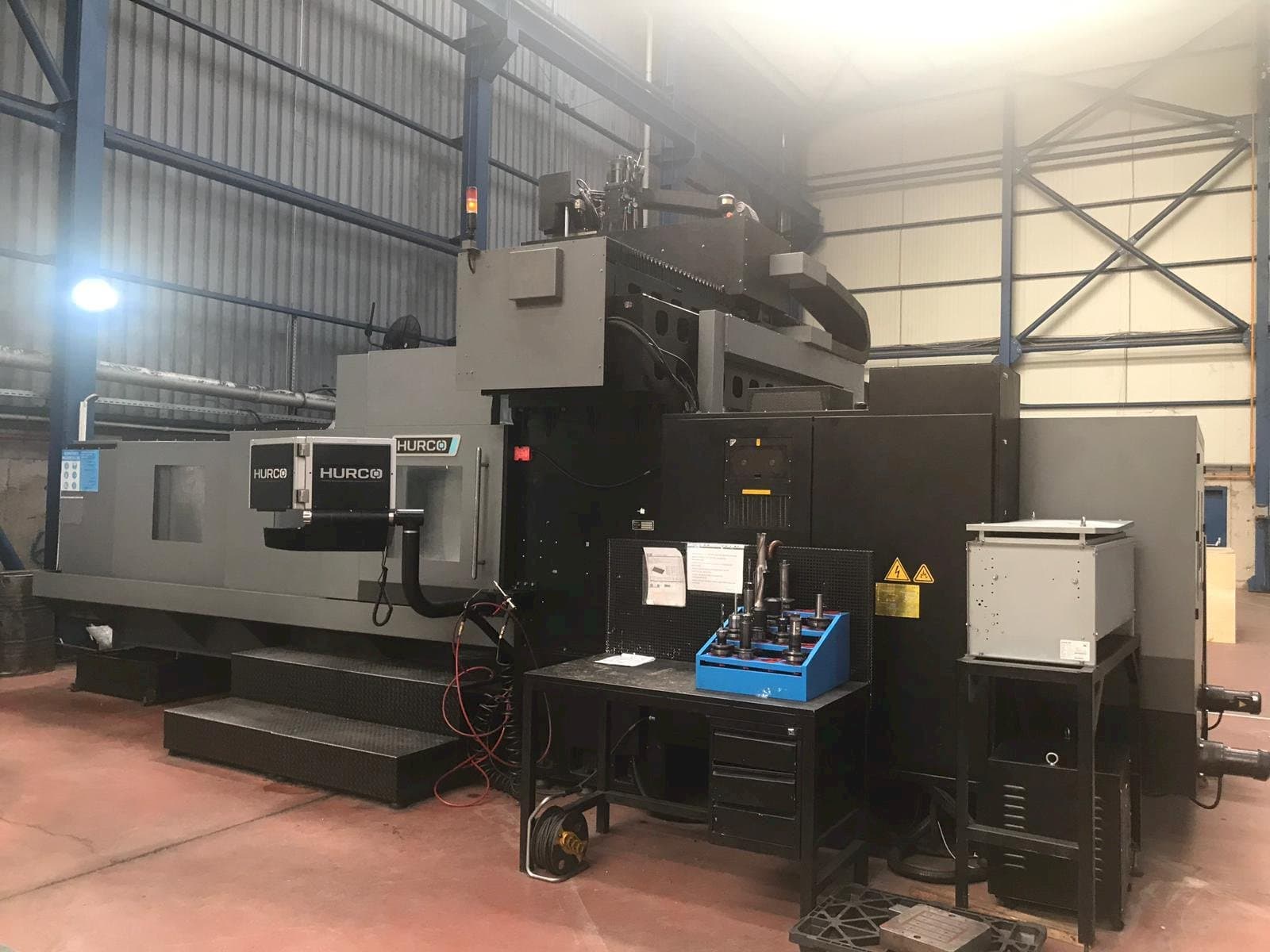 Čelní pohled  na Hurco DCX 32i  stroj