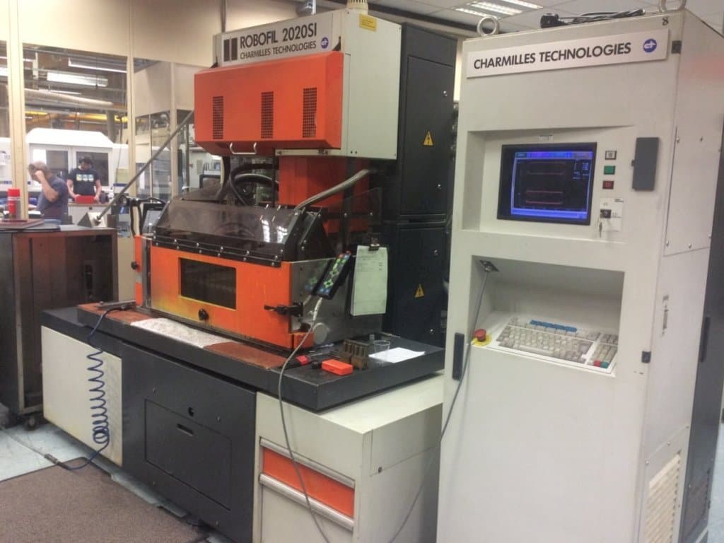 Čelní pohled  na CHARMILLES Robofil 2020 SI  stroj