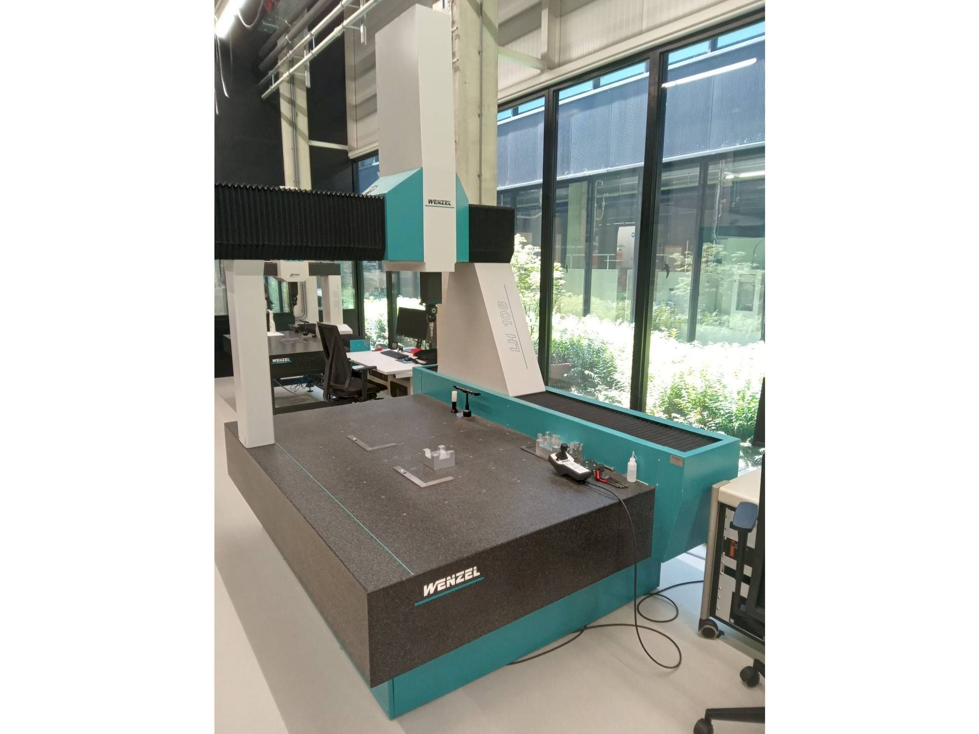 Čelní pohled  na Wenzel LH-108  stroj