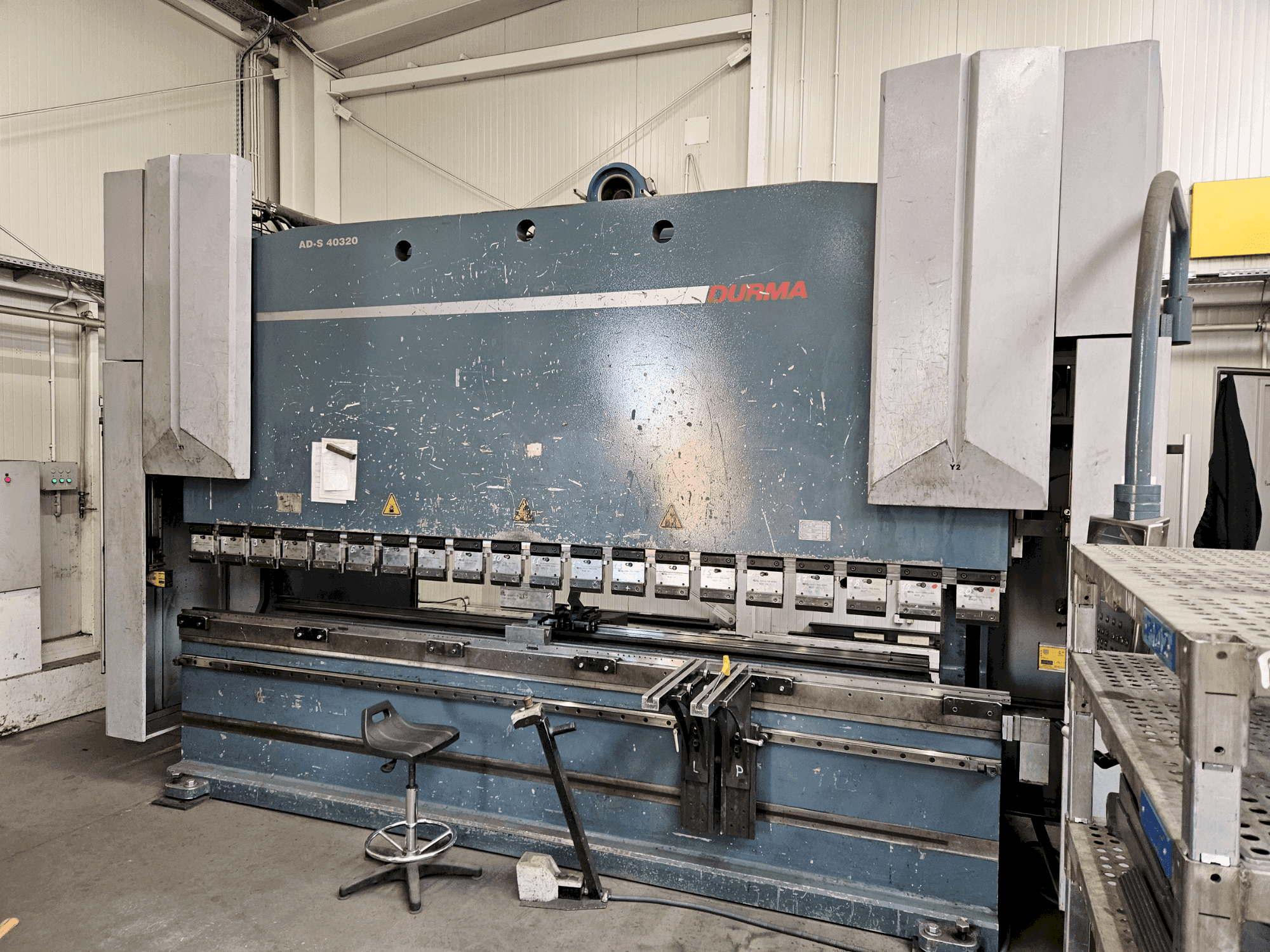 Čelní pohled  na Durma AD-S 40320 (2012)  stroj