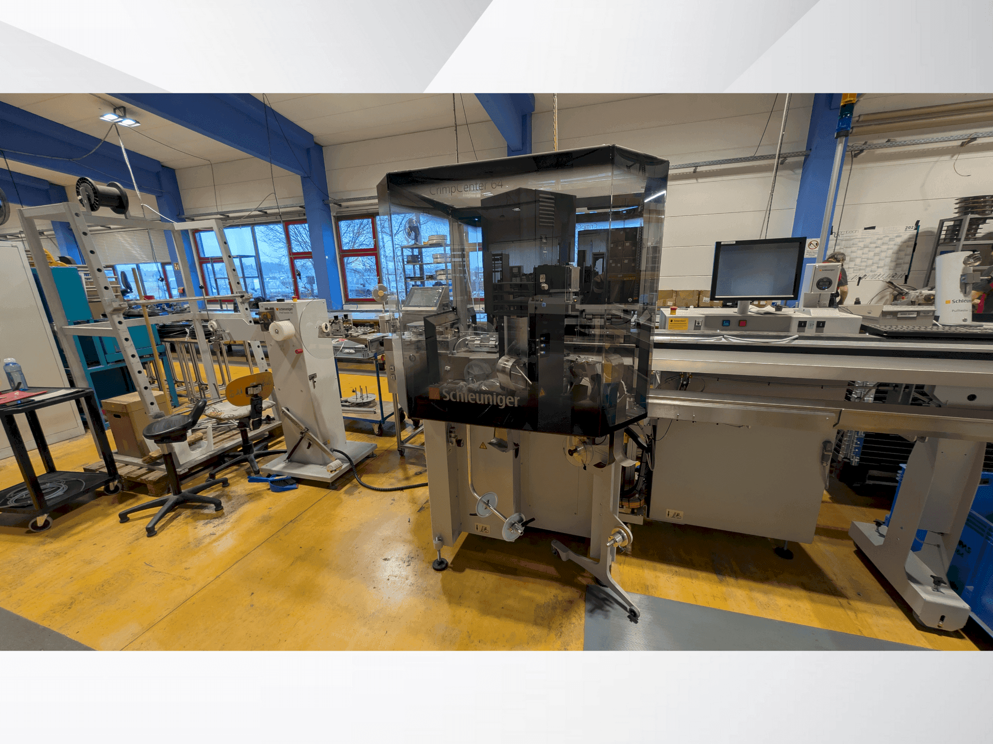 Čelní pohled  na Schleuniger CrimpCenter 64  stroj