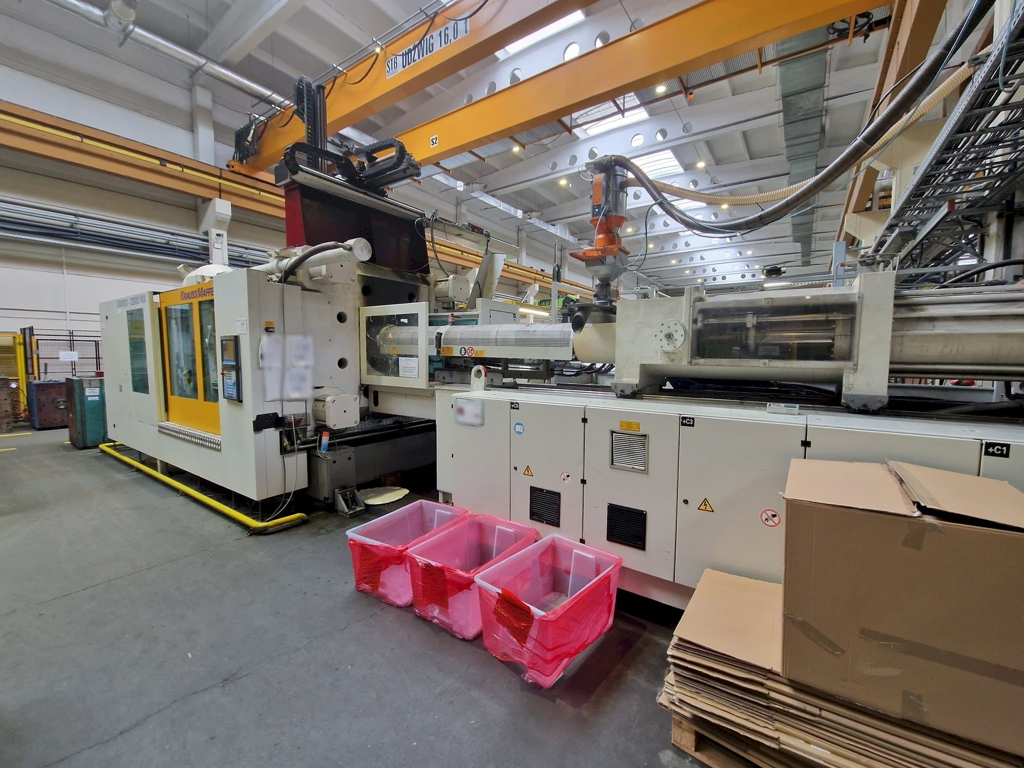 Čelní pohled  na Krauss Maffei 1100-12000 MX  stroj