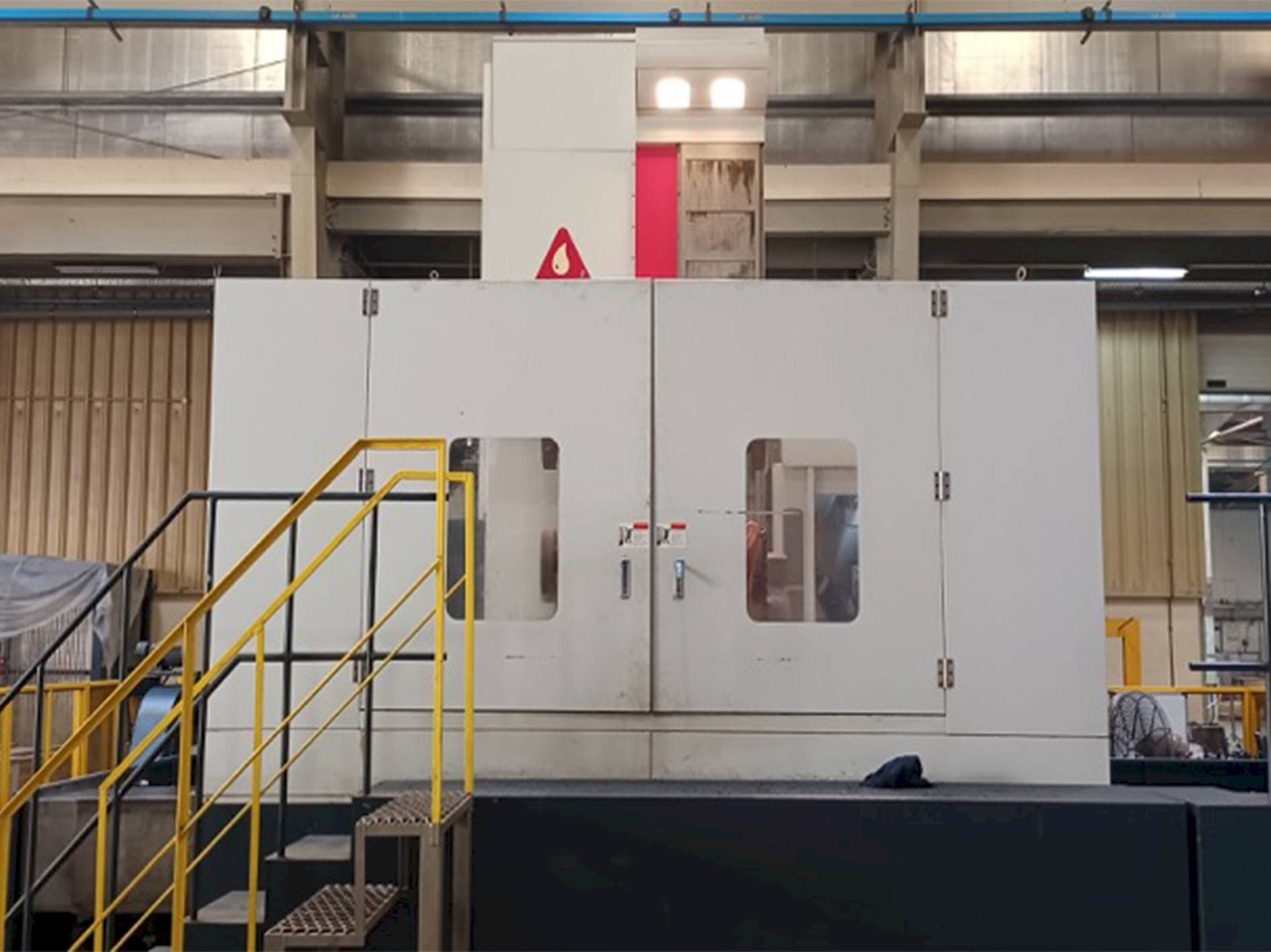 Čelní pohled  na YOU JI HBM130/3022  stroj