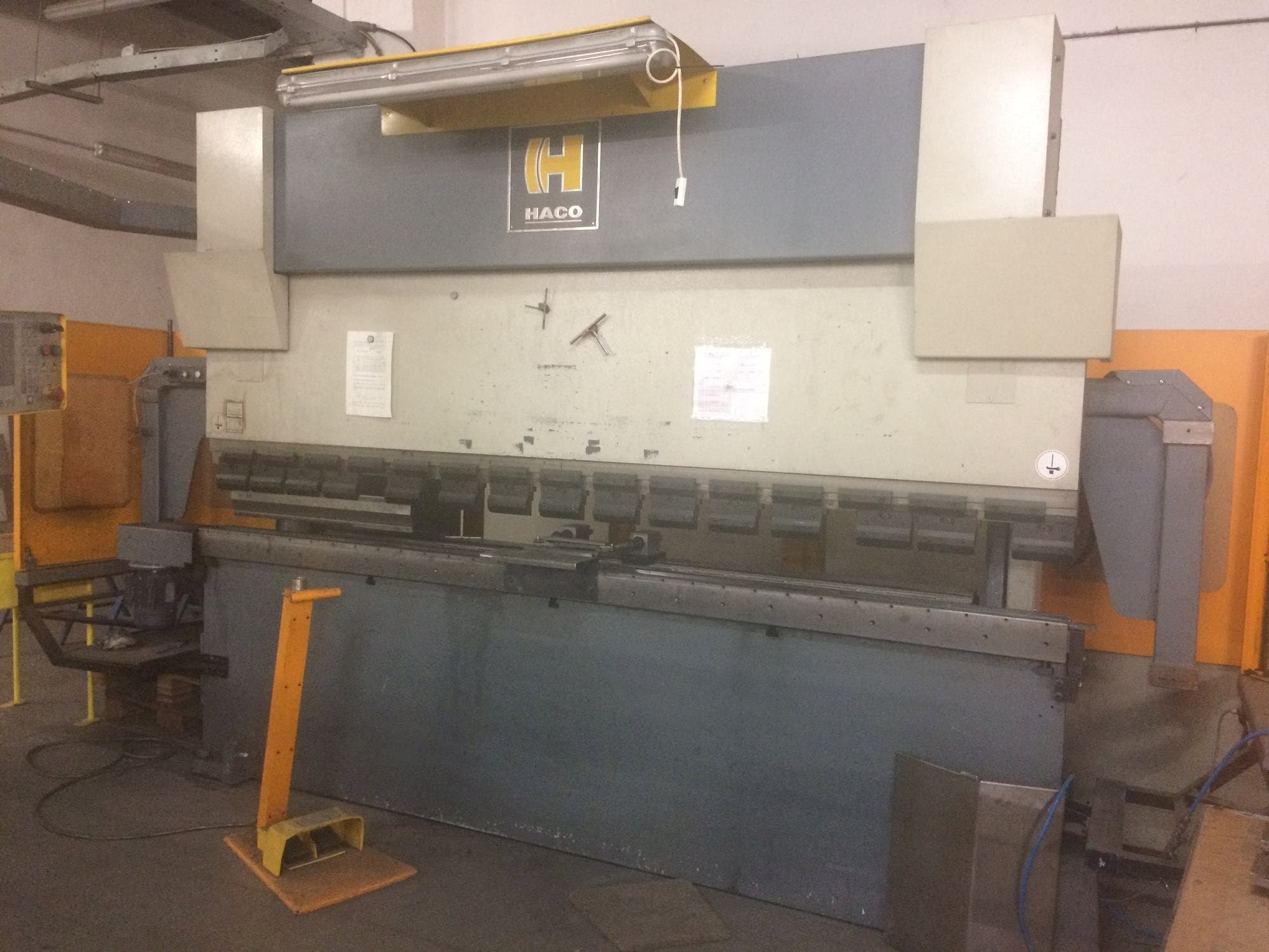 Čelní pohled  na HACO EMR 30150  stroj