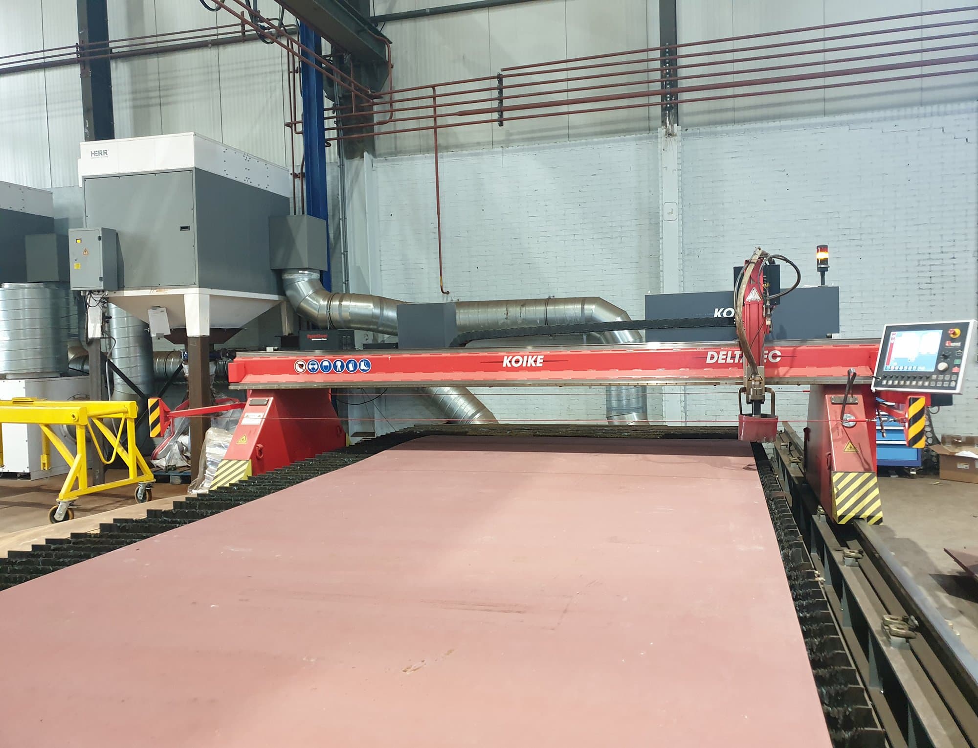 Čelní pohled  na KOIKE DELTATEC 4000 stroj
