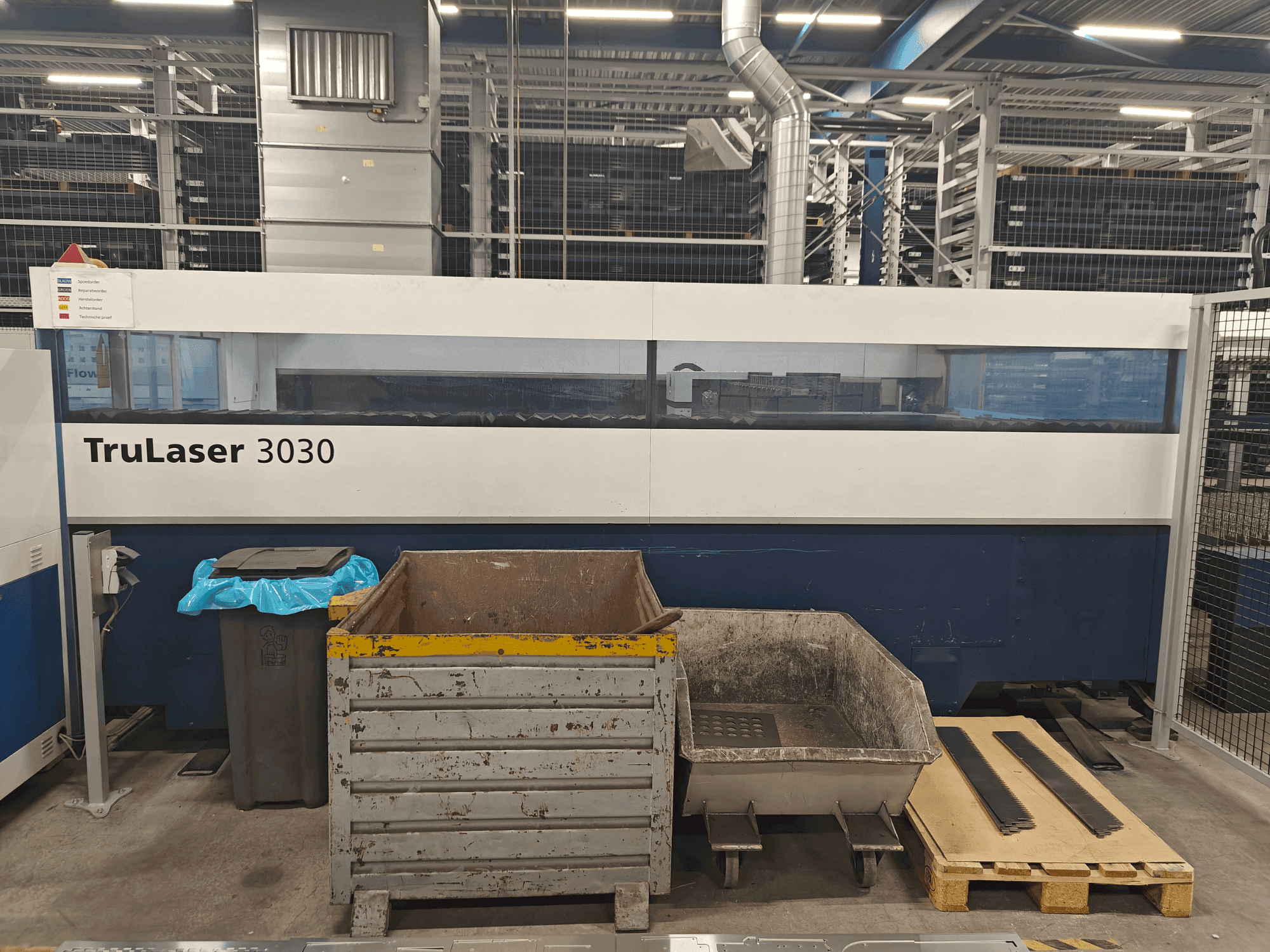 Čelní pohled  na TRUMPF TruLaser 3030 3,2kW CO2  stroj
