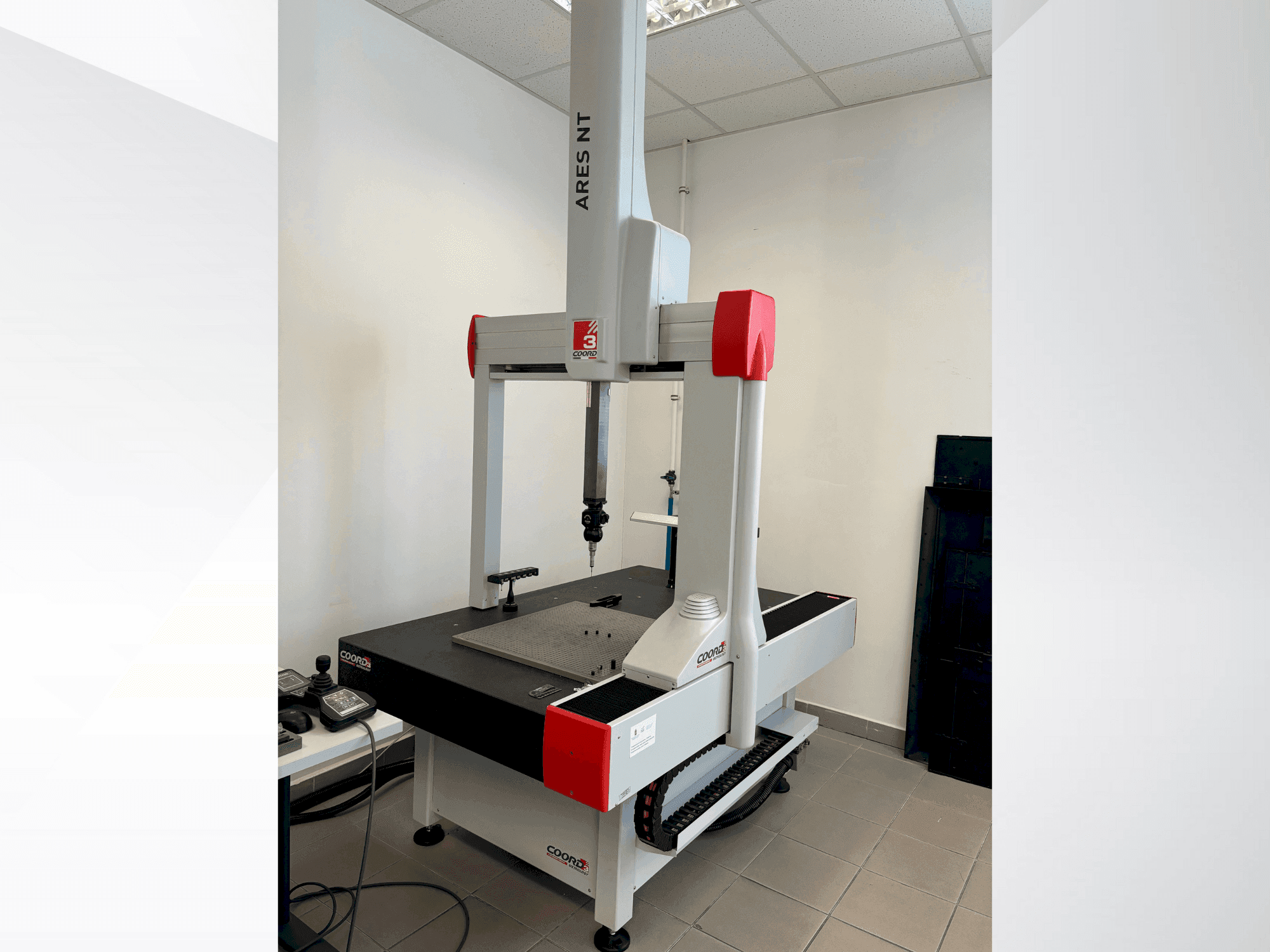 Čelní pohled  na Coord3 ARES NT  stroj