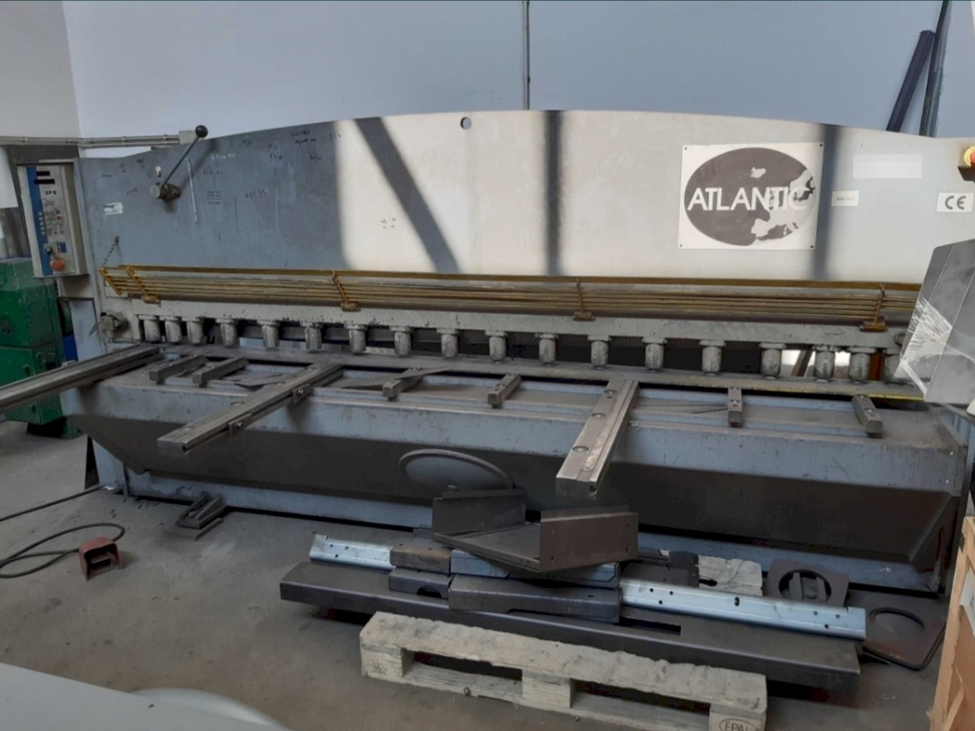 Čelní pohled  na ATLANTIC ATS 3006  stroj