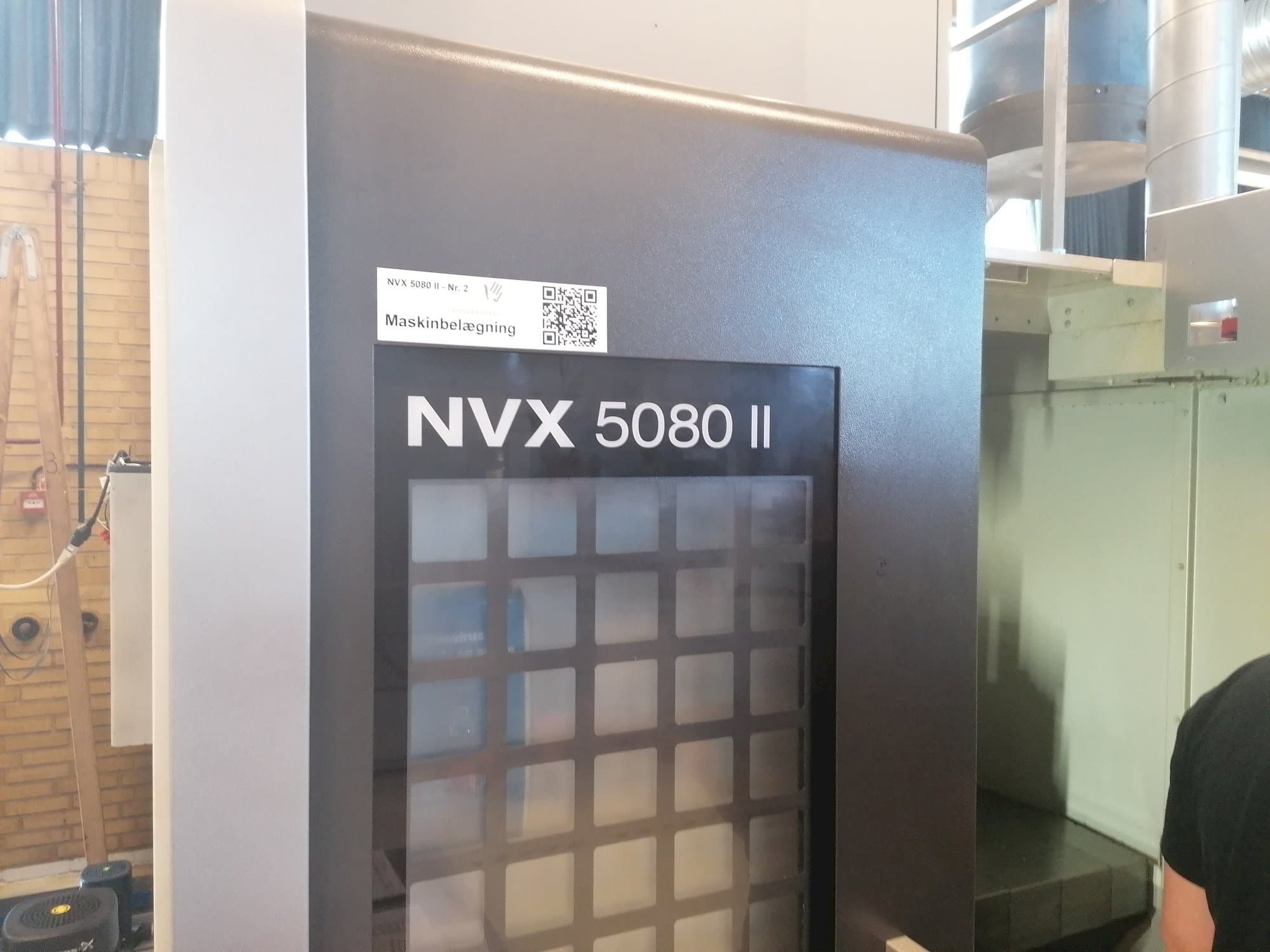 Levý pohled  na DMG MORI NVX 5080II  stroj