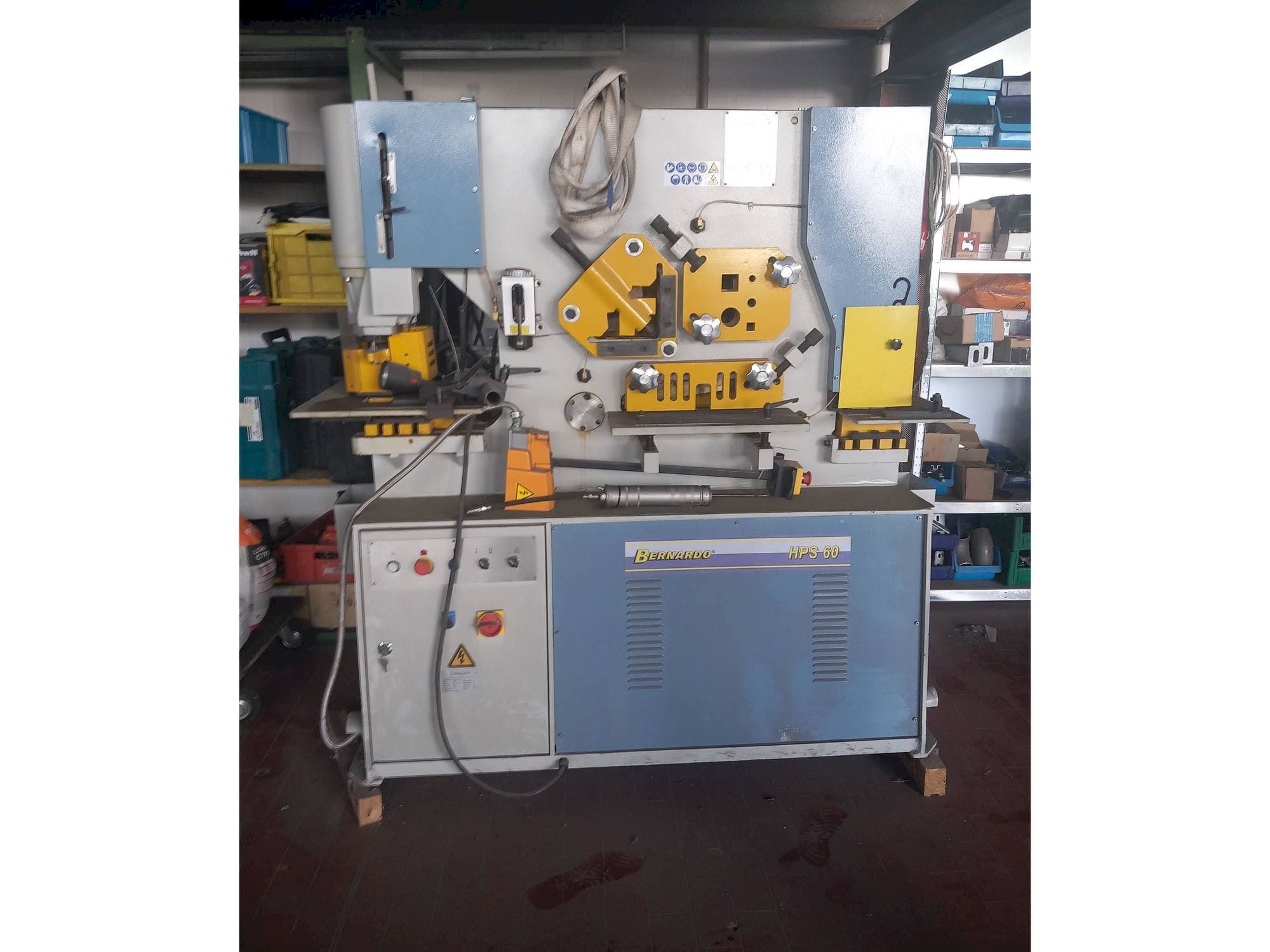 Čelní pohled  na Bernardo HPS 60  stroj