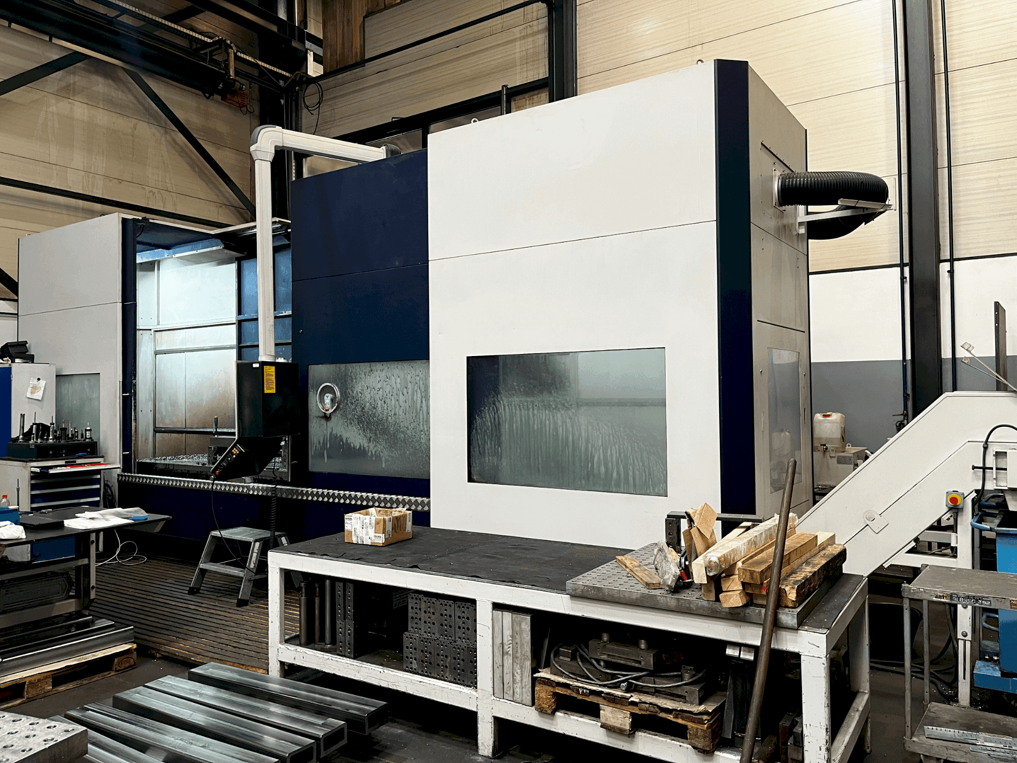 Čelní pohled  na Soraluce TA-35A  stroj