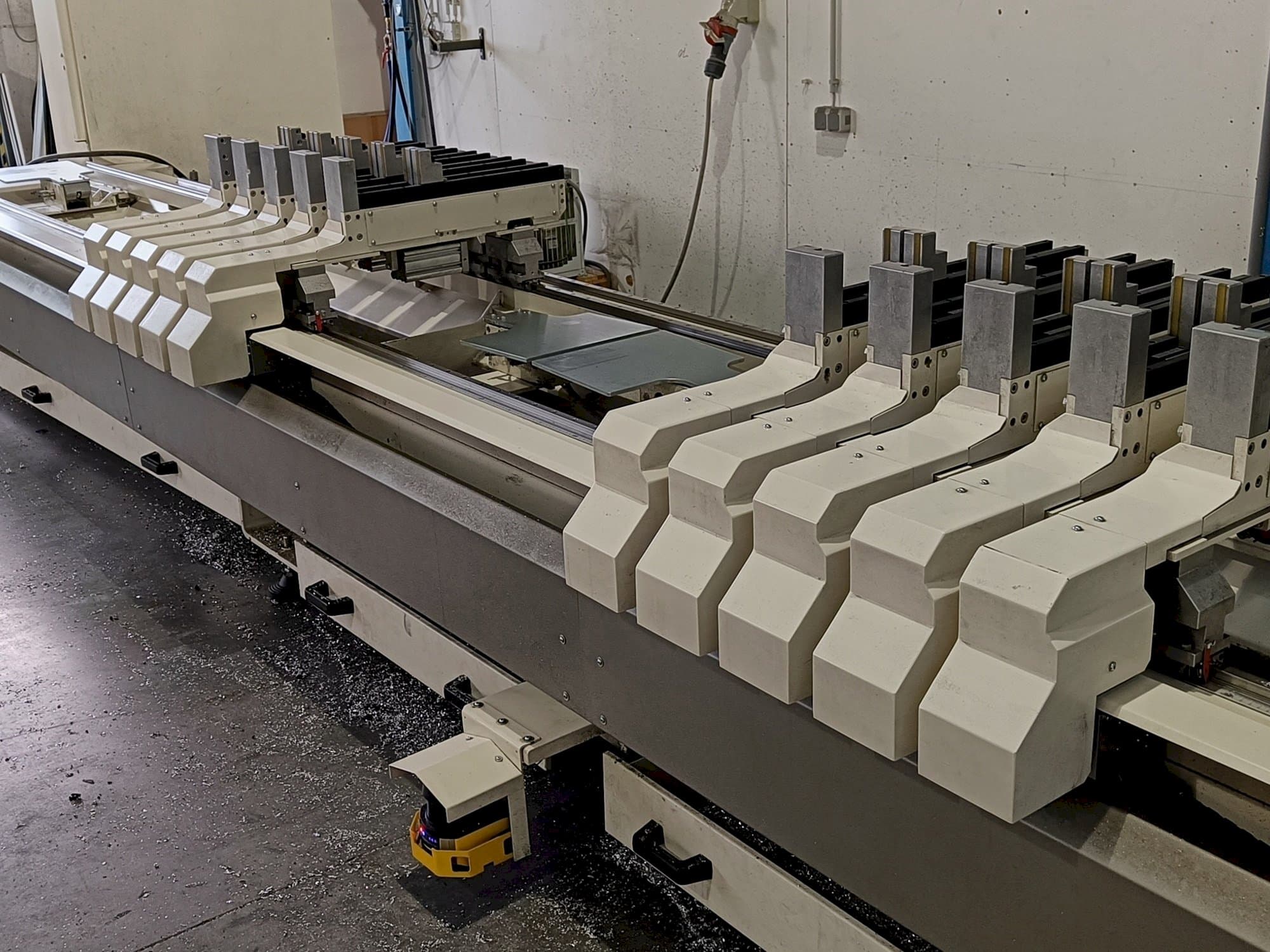 Čelní pohled  na MECAL MC 304 Ariel 5 MDT  stroj