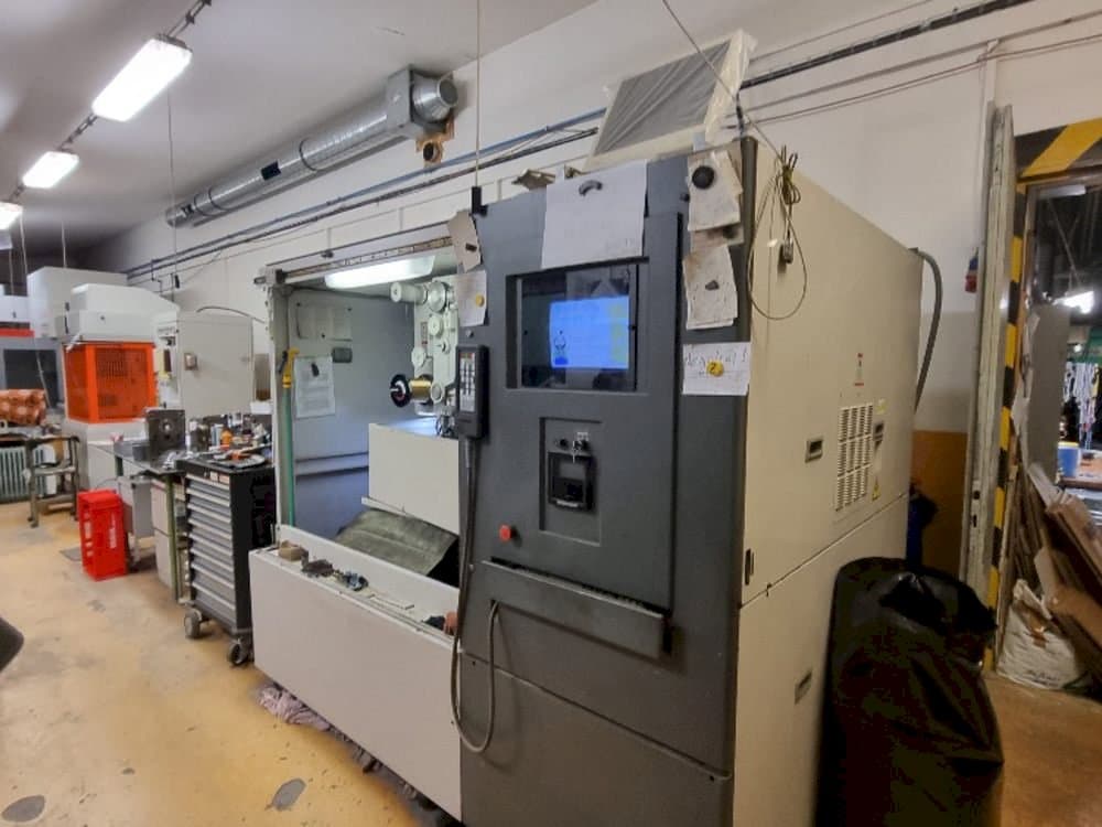 Čelní pohled  na HITACHI SEIKI 254Y  stroj