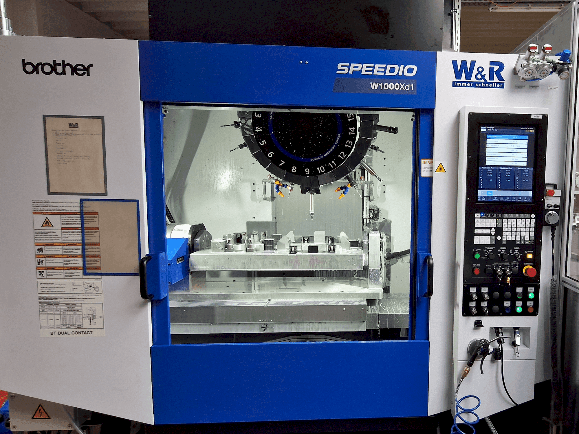 Čelní pohled  na Brother Speedio W1000Xd1  stroj