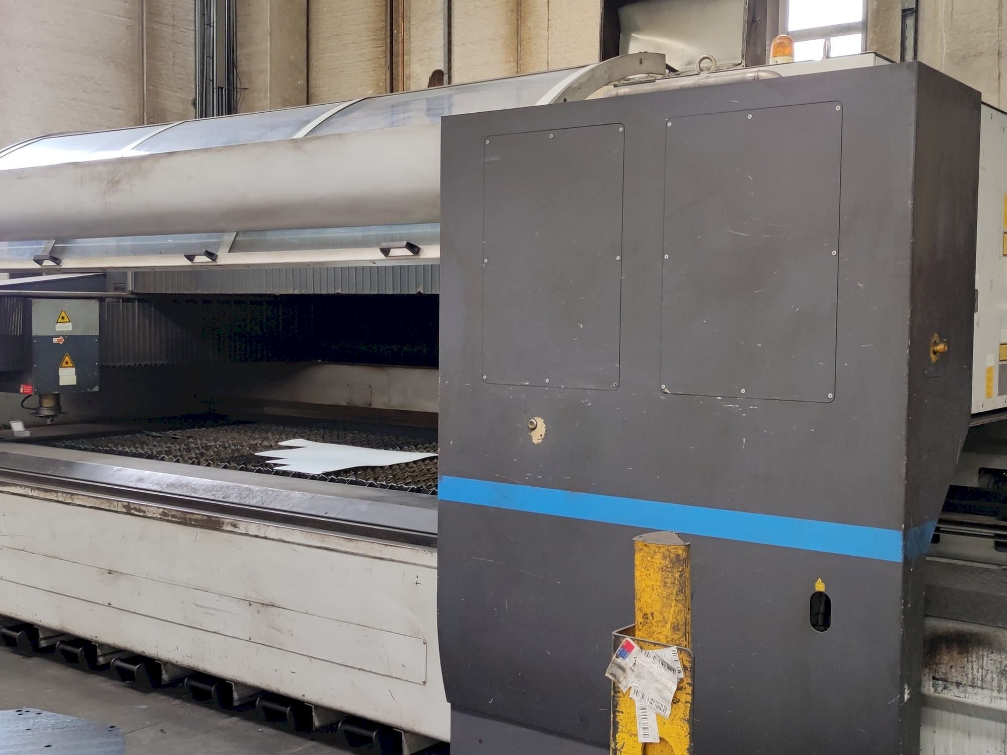 Čelní pohled  na LVD AXEL 3015 S  stroj