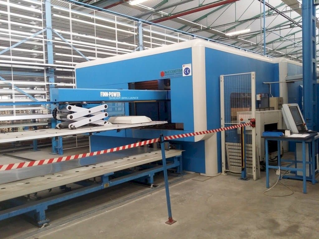 Čelní pohled  na Finn-Power SB8  stroj