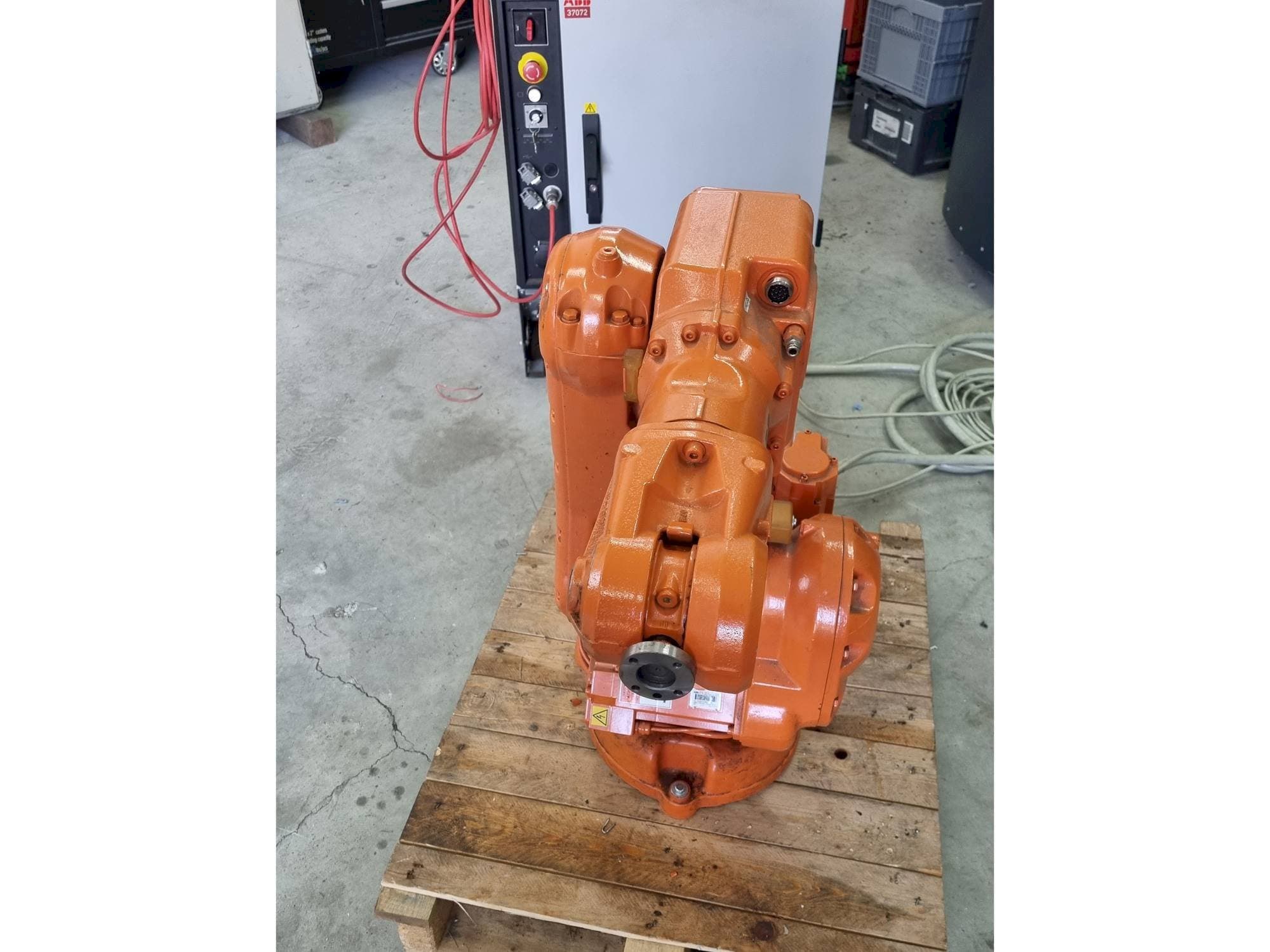 Čelní pohled  na ABB IRB140 - IRC5  stroj