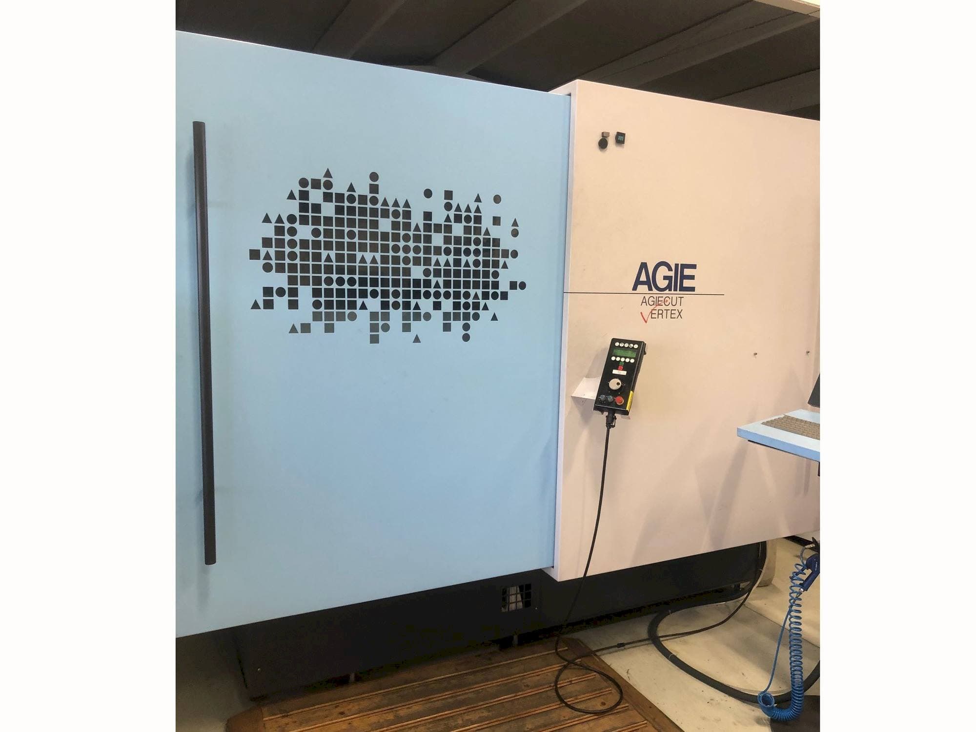 Čelní pohled  na AGIE Agiecut VERTEX 3  stroj