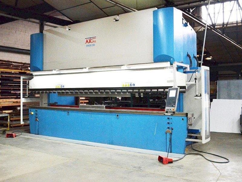 Čelní pohled  na Axial SYNCRO 356  stroj