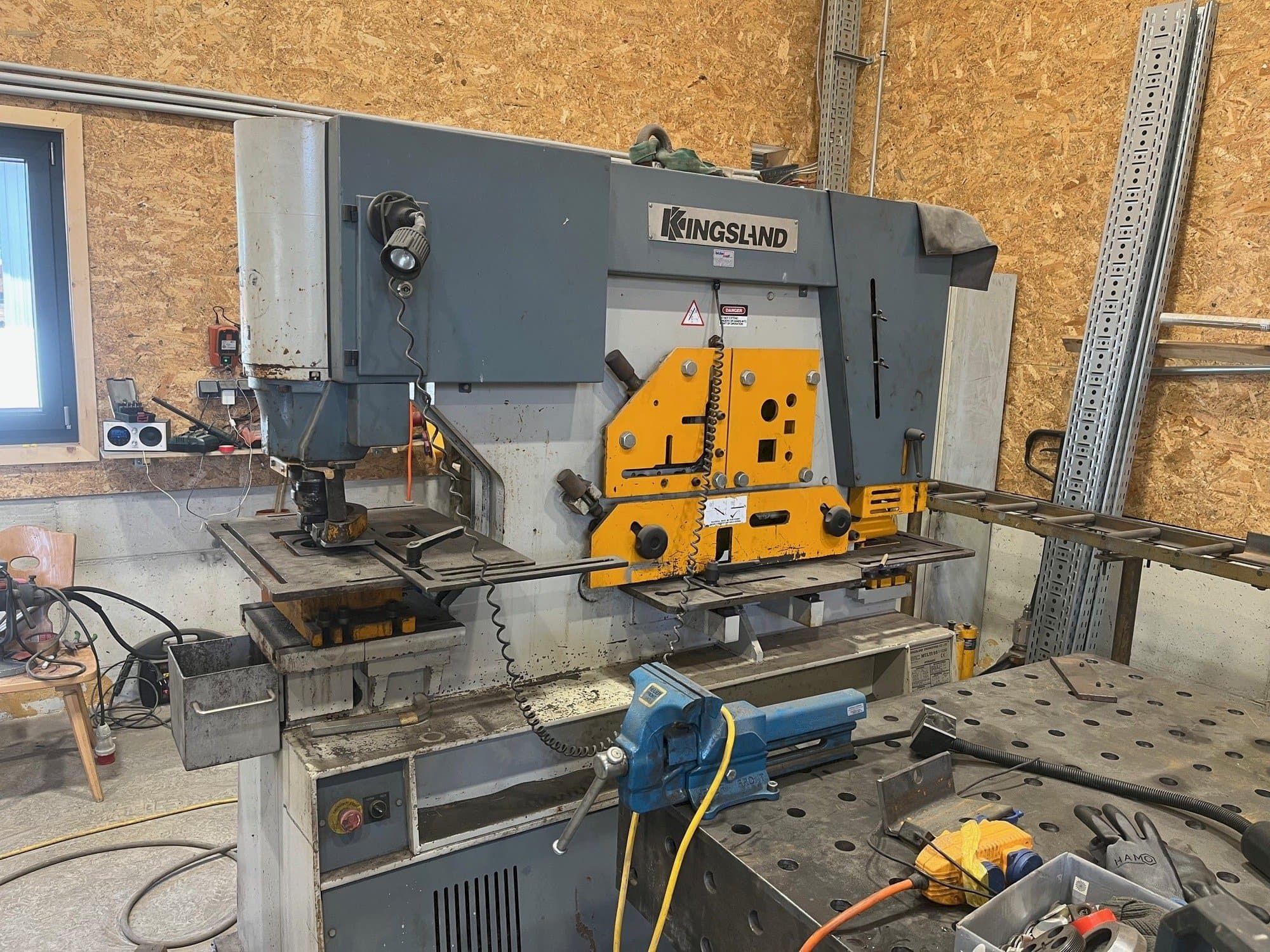 Čelní pohled  na KINGSLAND Multi 95  stroj