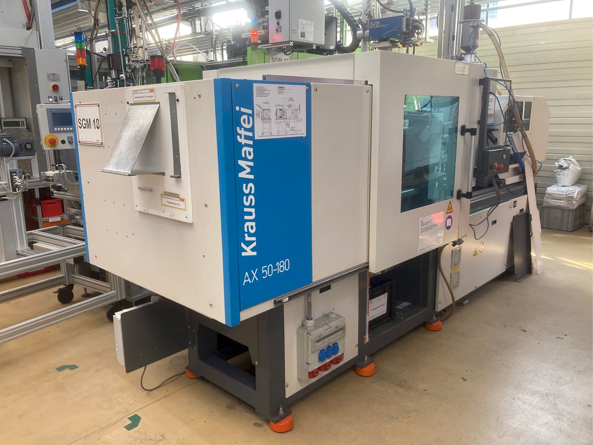 Levý boční pohled  na Krauss Maffei AX 50-180  stroj