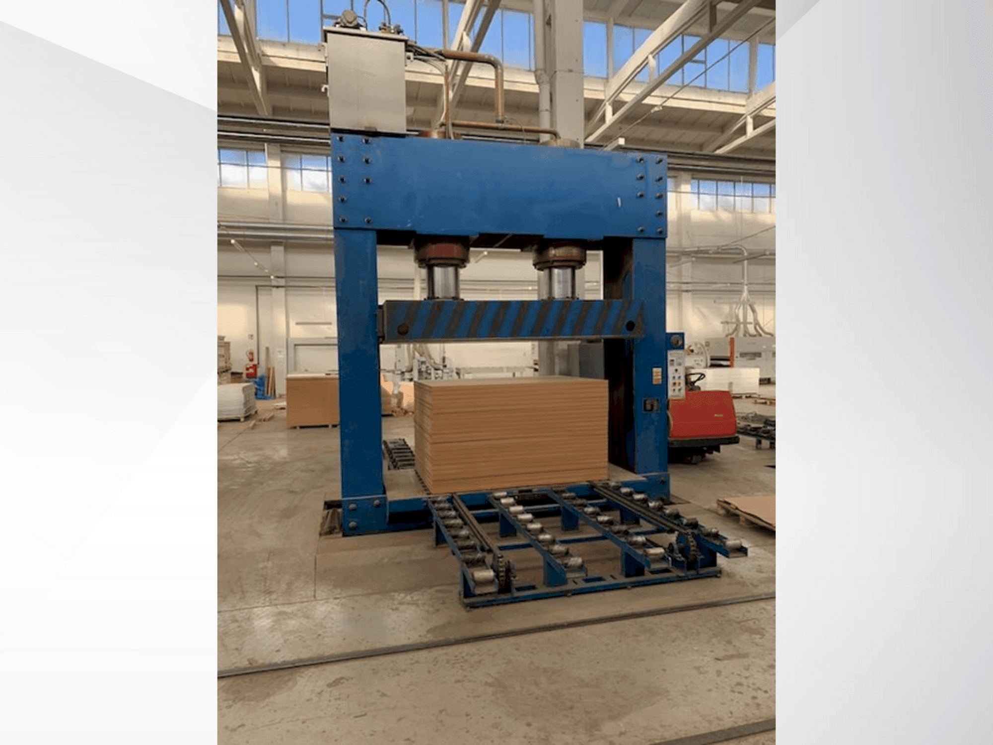 Čelní pohled  na LINYI JIANZHONG WOOD MACIHNERY JJC-CP  stroj