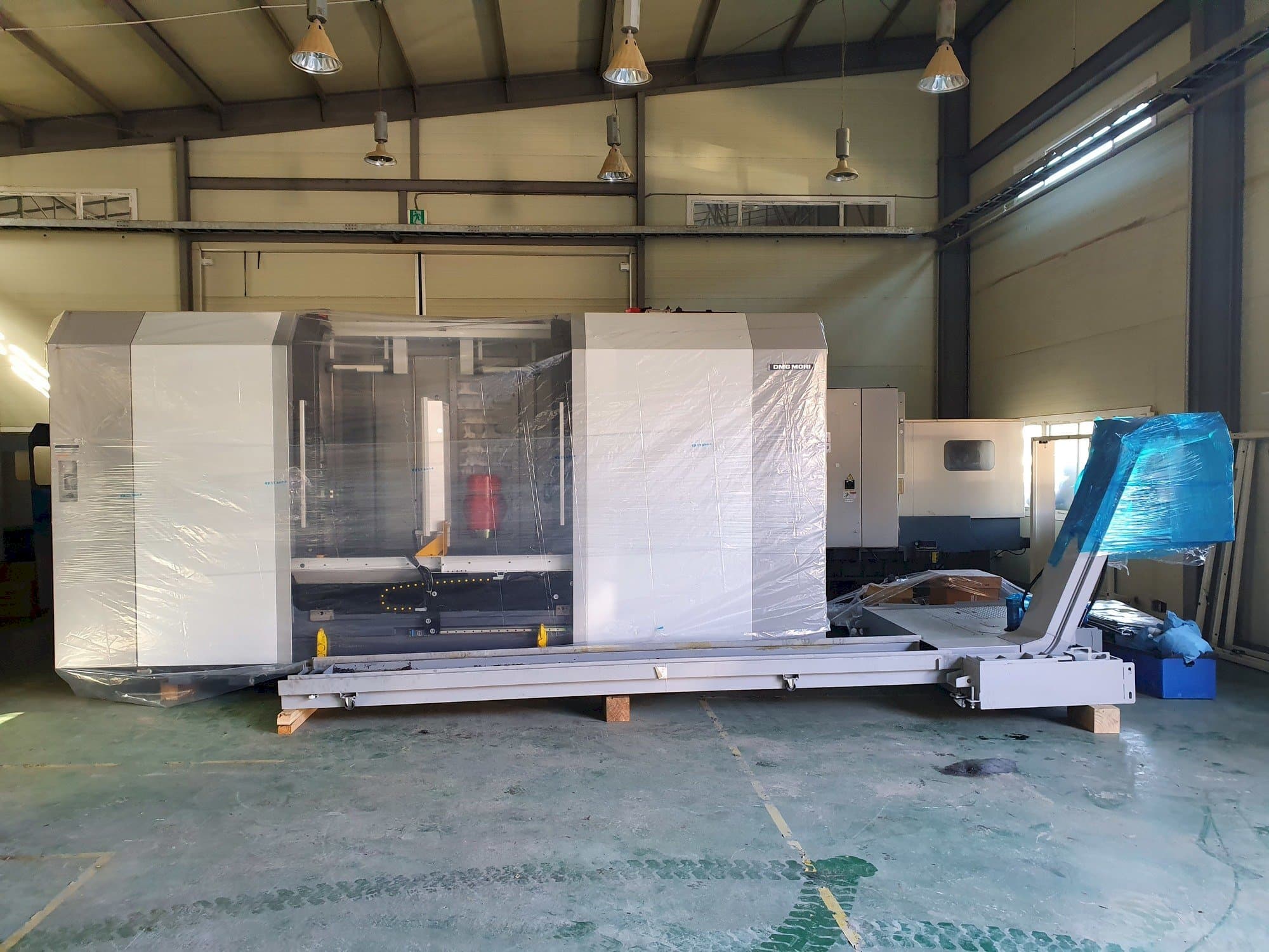 Čelní pohled  na DMG MORI NT4300DCG/1500  stroj